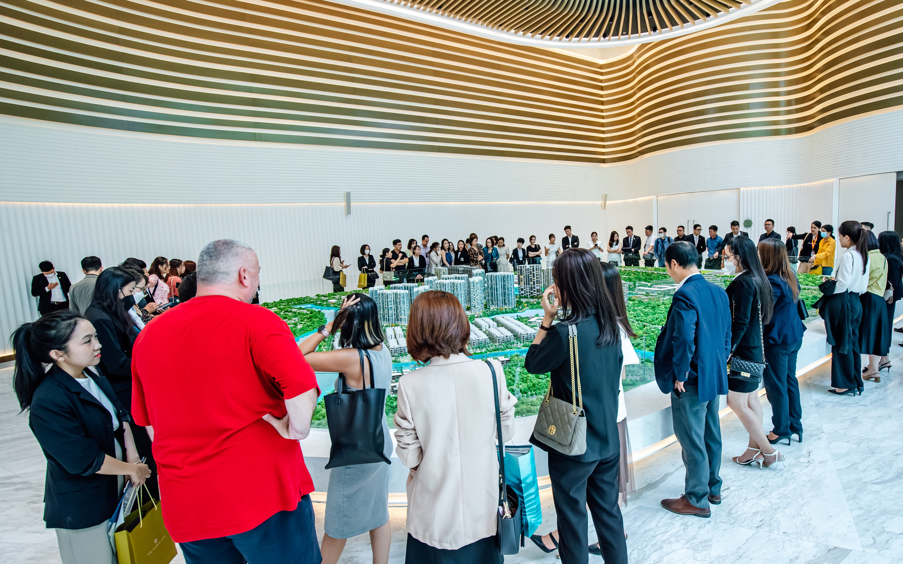 Cơ hội kết nối toàn cầu cho doanh nghiệp F&B tại Food & Hotel Vietnam 2024- Ảnh 5. Doanh nghiệp F&B trong nước và quốc tế kết nối kinh doanh tại The Global City