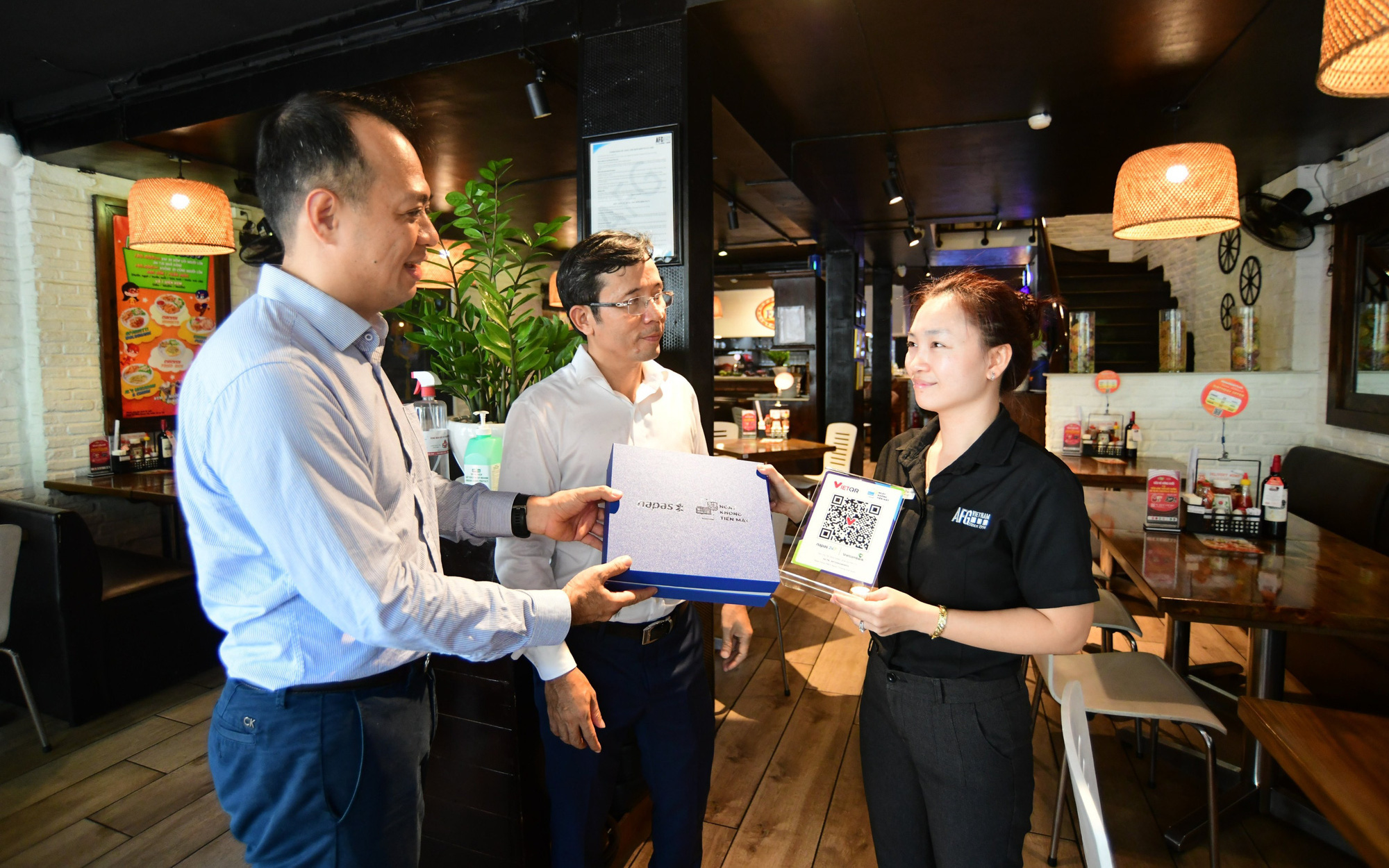 Nhiều quán ăn "phố ẩm thực" Phan Xích Long được tặng mã thanh toán không tiền mặt
