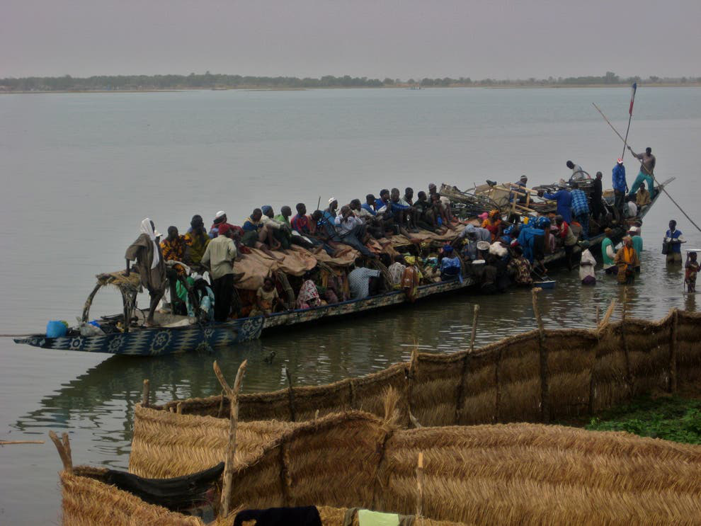 Chở quá tải là nguyên nhân chính của các vụ chìm tàu trên sông Niger - Ảnh: AFP