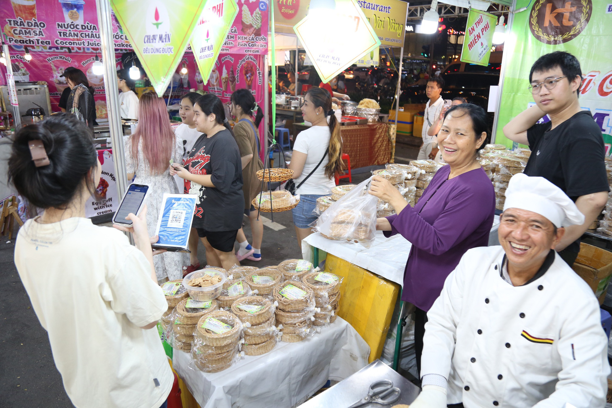 Chưa khai mạc, lễ hội Không tiền mặt đã nhộn nhịp du khách