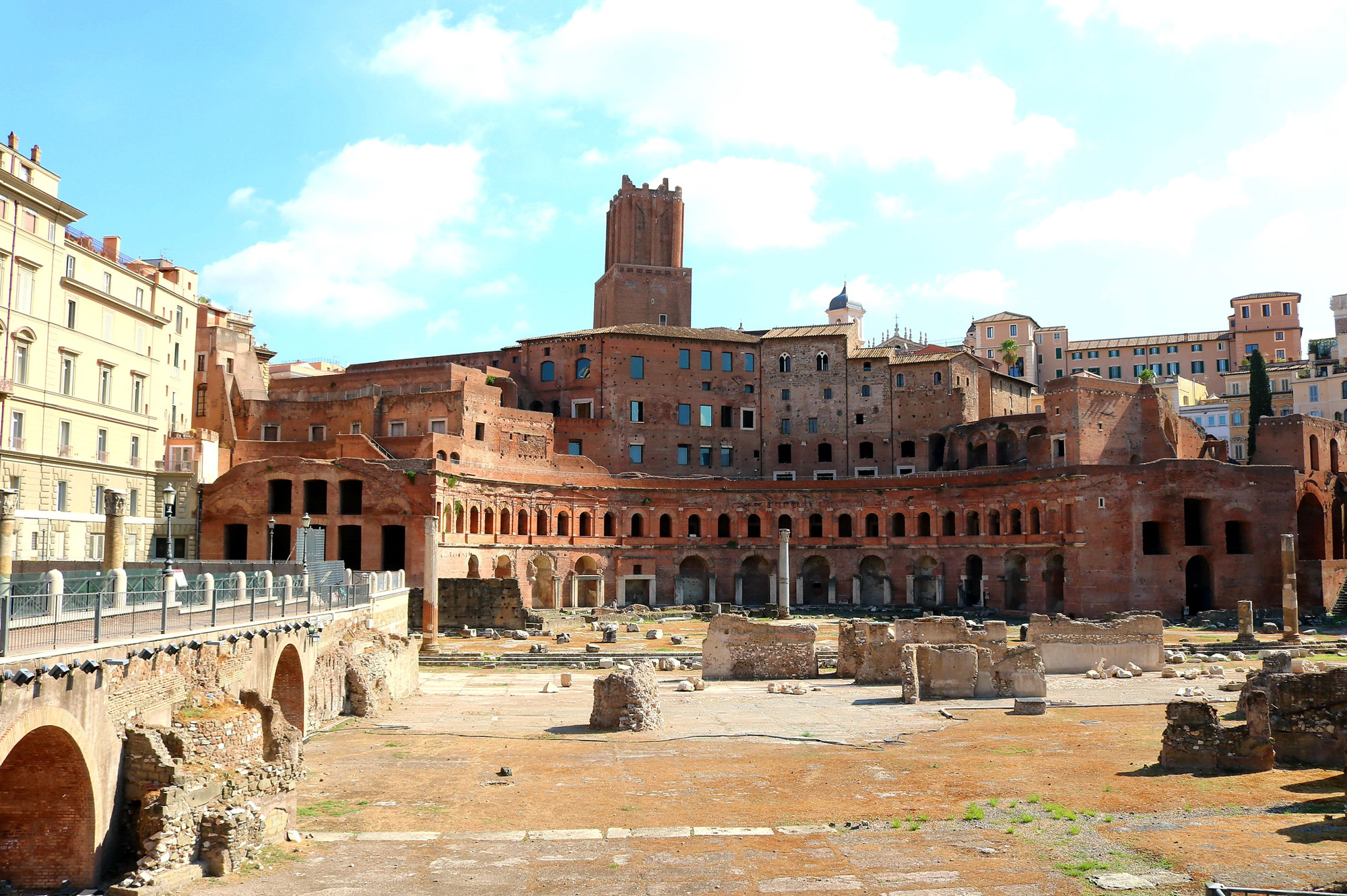 Rất nhiều tàn tích kiến trúc thời La Mã cổ đại còn sót lại đều nằm trong vùng trũng, thấp của thành Rome - Ảnh: H.TR