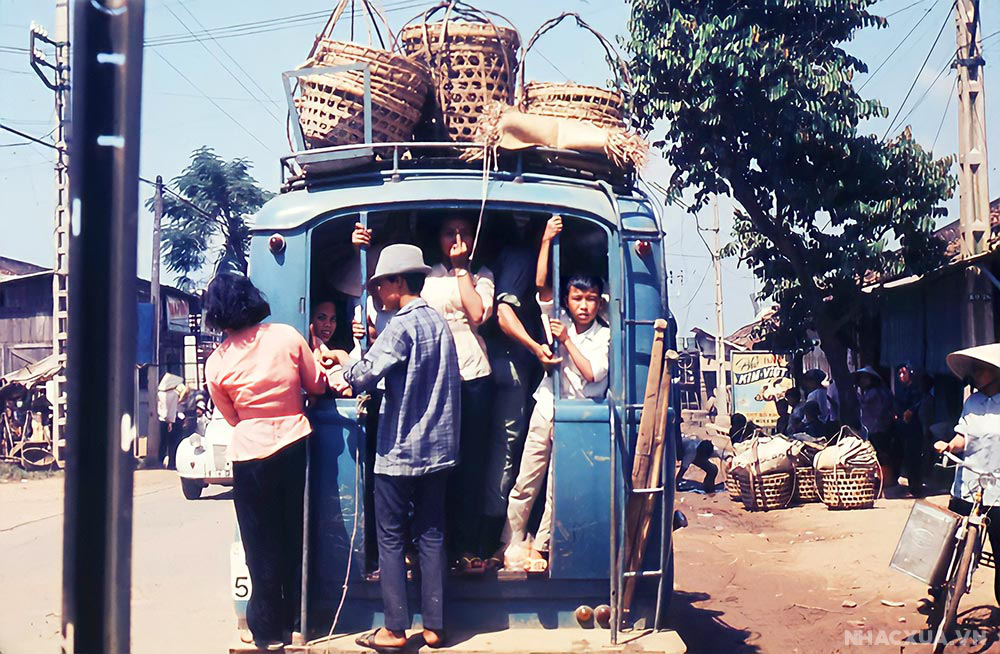 Những người lớn lên ở thập niên 70-80, thậm chí sang 90 của thế kỷ 20 không lạ gì cảnh phải đu đuôi xe, ngồi vắt vẻo trên mui vì thiếu xe - Ảnh tư liệu