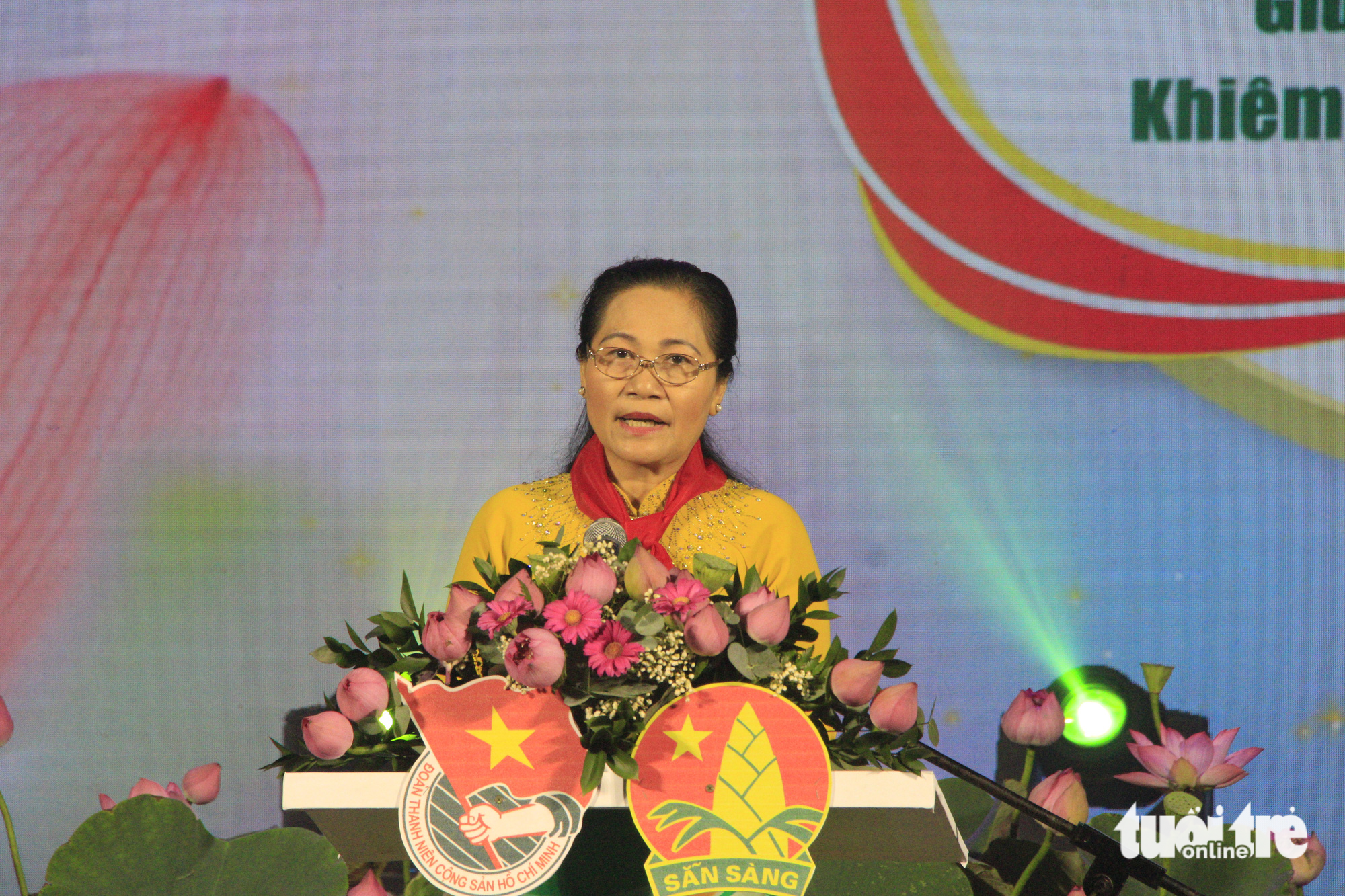 Bà Nguyễn Thị Lệ - chủ tịch HĐND TP.HCM - phát biểu, gửi gắm nhiều tâm tư, nguyện vọng đến thế hệ măng non thành phố - Ảnh: CÔNG TRIỆU
