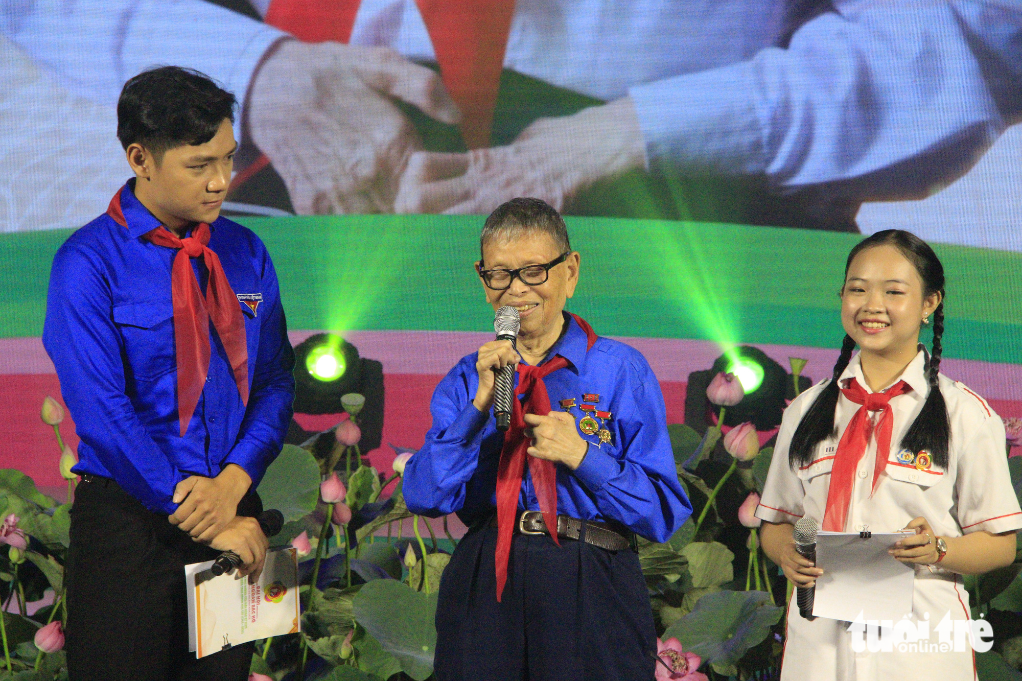 Anh hùng Lao động, Nhà giáo Nhân dân Nguyễn Đức Thìn (giữa) giao lưu tại đại hội - Ảnh: CÔNG TRIỆU
