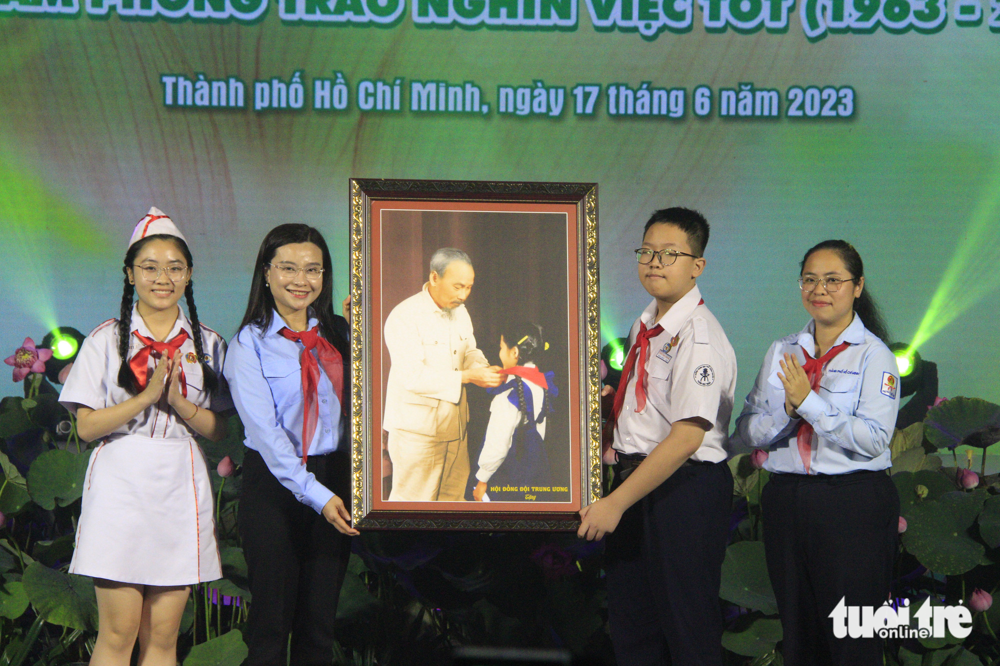Chị Nguyễn Phạm Duy Trang - bí thư Ban chấp hành Trung ương Đoàn, chủ tịch Hội đồng Đội Trung ương (thứ hai, trái sang) tặng quà cho Hội đồng Đội TP.HCM - Ảnh: CÔNG TRIỆU