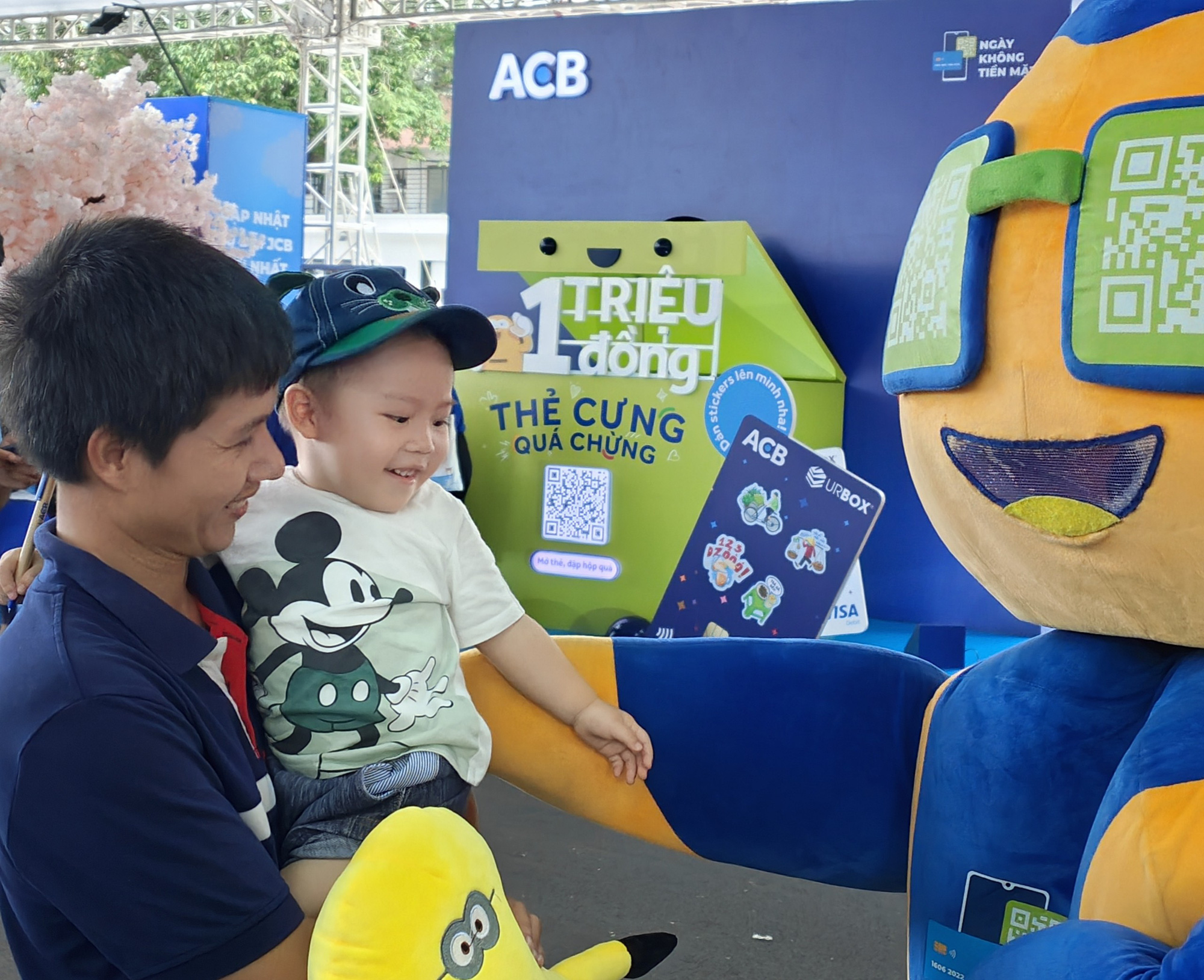 キャッシュレス タウンで遊ぶ父と息子 - 6 月 18 日朝のキャッシュレス タウン - 写真: DUC THIEN キャッシュレス タウンで遊ぶ父と息子 - 6 月 18 日朝のキャッシュレス タウン - 写真: DUC THIEN
