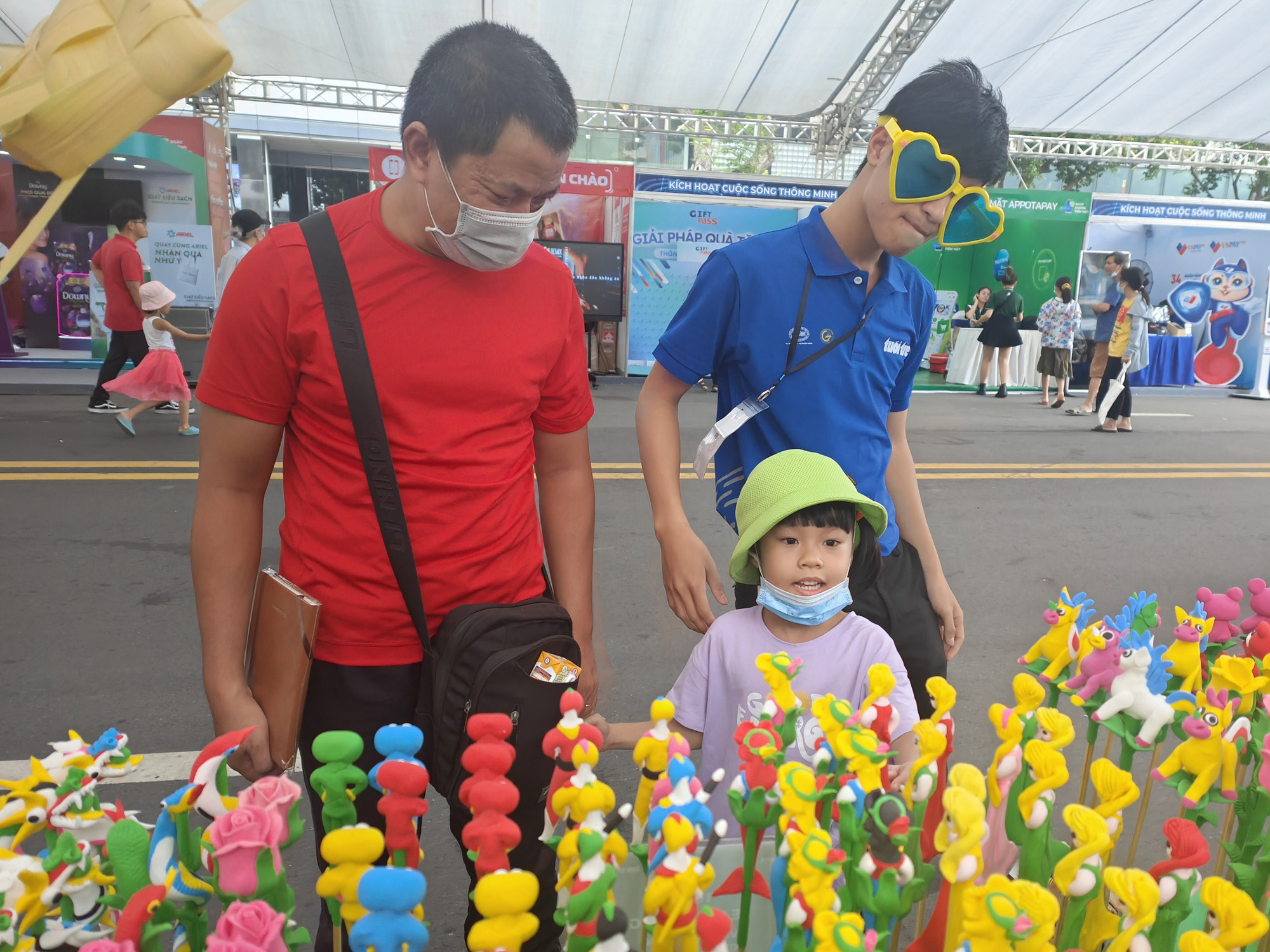 少女は6月18日朝、キャッシュレスフェスティバルでTo Heを買うために父親に連れて行かれた - 写真: DUC THIEN 少女は6月18日朝、キャッシュレスフェスティバルでTo Heを買うために父親に連れて行かれた - 写真: DUC THIEN