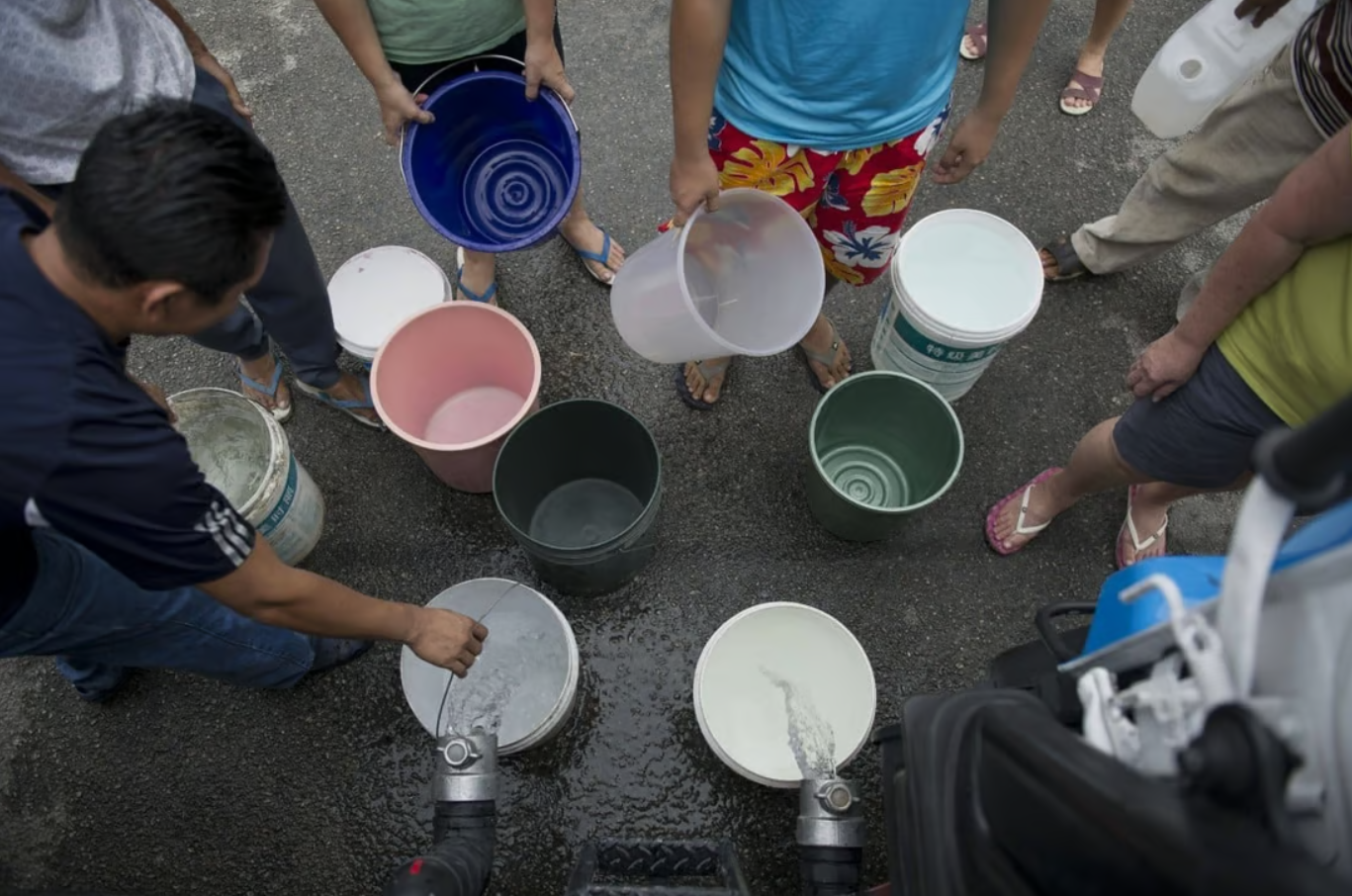 Người dân lấy nước từ một xe tải tại thủ đô Kuala Lumpur, Malaysia trong đợt hạn hán năm 2014 - Ảnh: AFP