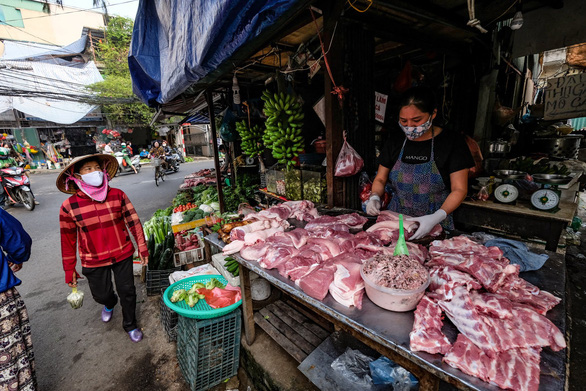 Áp giá trần vé máy bay nội địa, thịt heo không thuộc diện bình ổn giá - Ảnh 1.