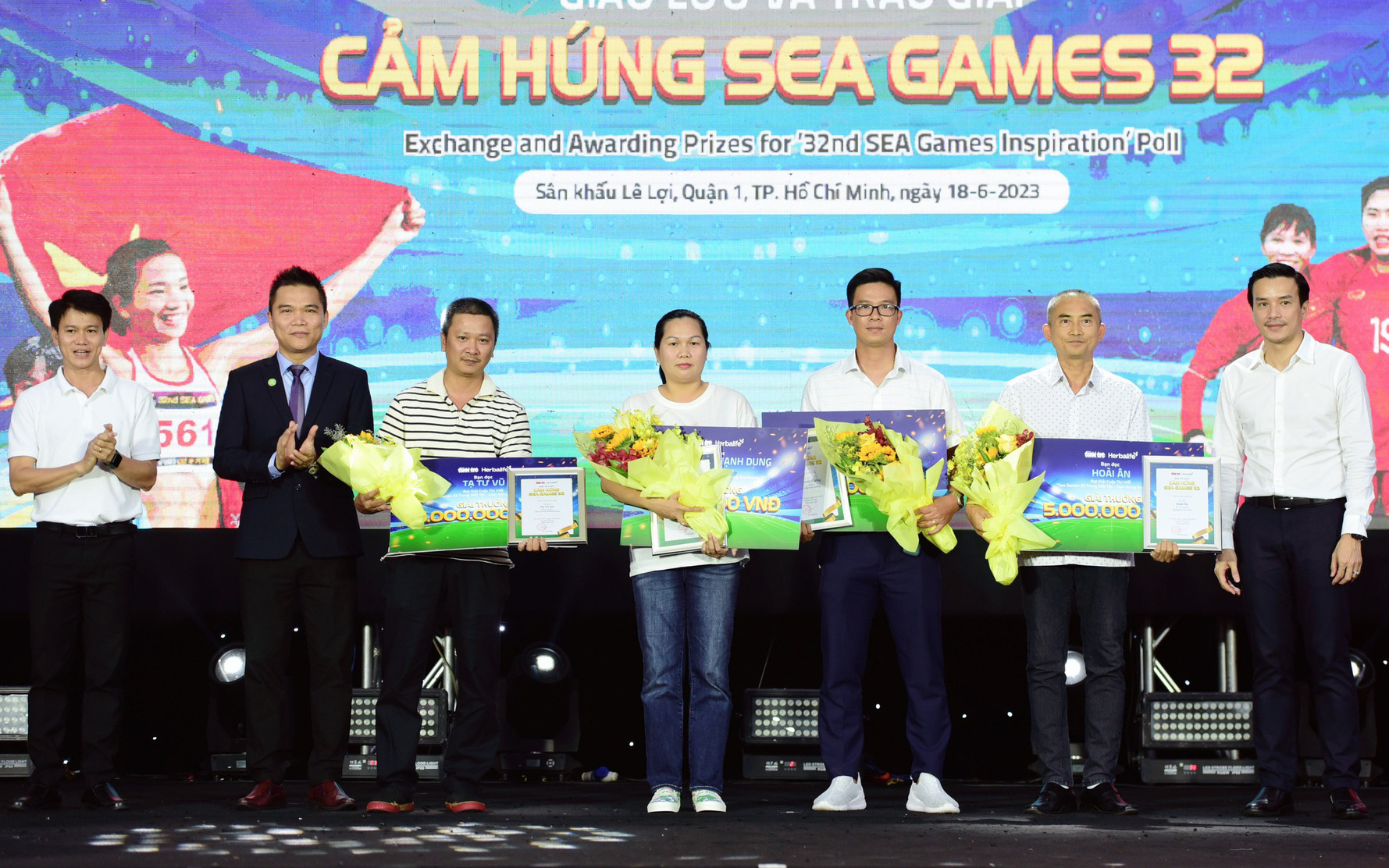 Bạn đọc đoạt giải "SEA Games trong mắt tôi" ủng hộ quỹ Tiếp sức đến trường