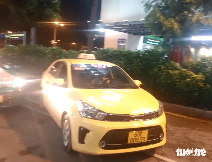 Đạt lái taxi vào khu vực đón khách tại ga trong nước sân bay Tân Sơn Nhất vào tối 17-5 - Ảnh: Cắt từ video