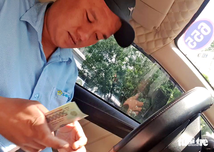 Tài xế Minh lấy 1,2 triệu đồng với cuốc taxi chưa tới 15,5km - Ảnh: cắt từ video