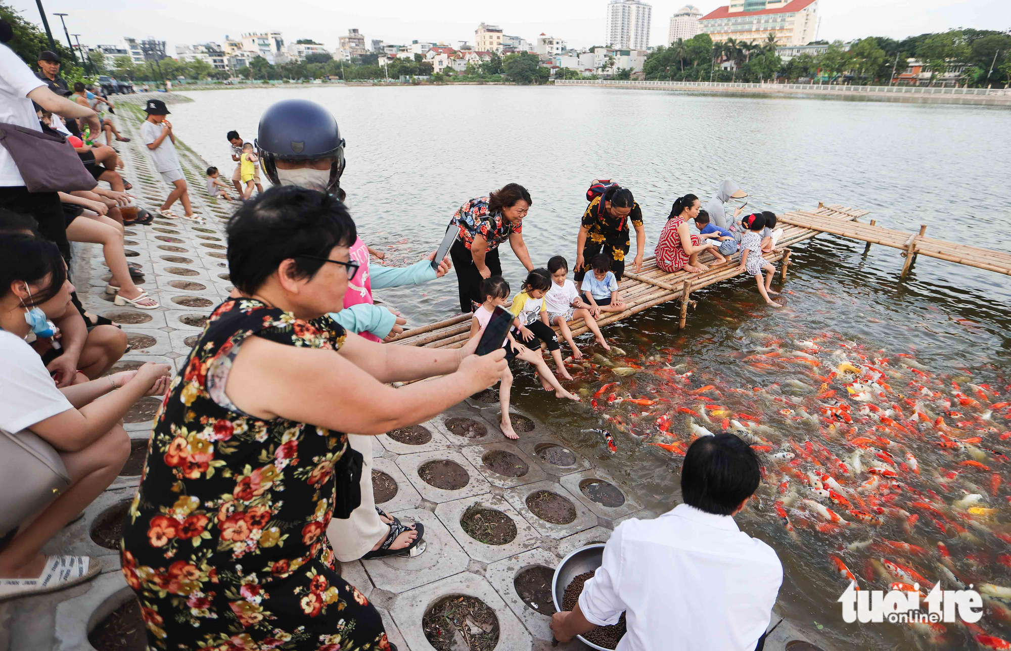 Người dân thủ đô thích thú check-in, cho cá koi hồ Tây ăn - Ảnh 7.