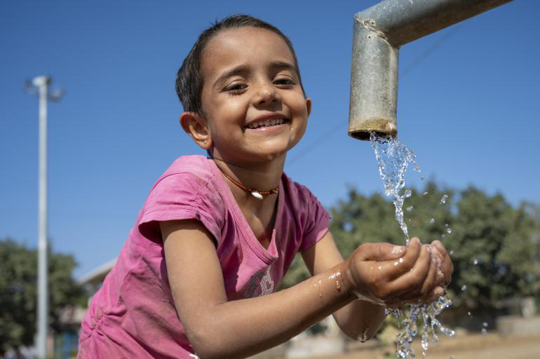Giá trị của nước sạch với trẻ em châu Á - Ảnh: UNICEF