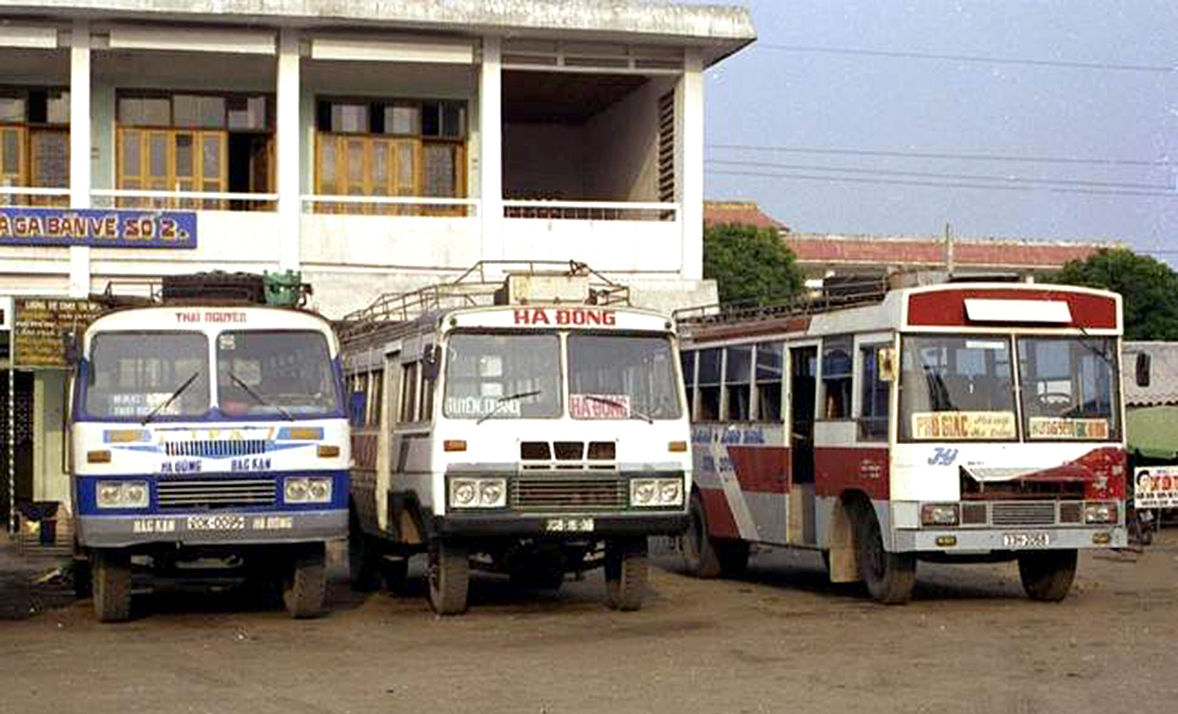 Xe khách tuyến Tuyên Quang - Hà Nội (xe giữa) thập niên 1990 đã bắt đầu thay dần các xe quá cũ kỹ -  Ảnh tư liệu