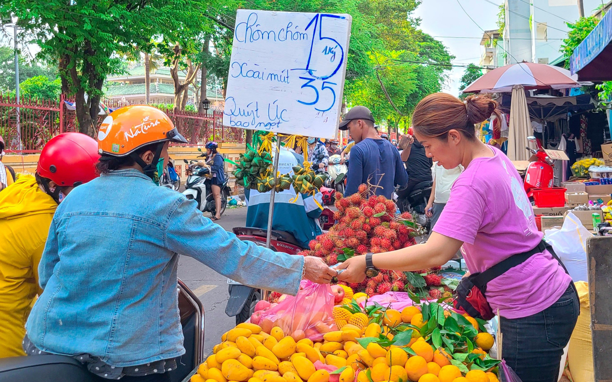 Tết Đoan ngọ: Trái cây giá bình ổn, bánh ú tràn lề đường