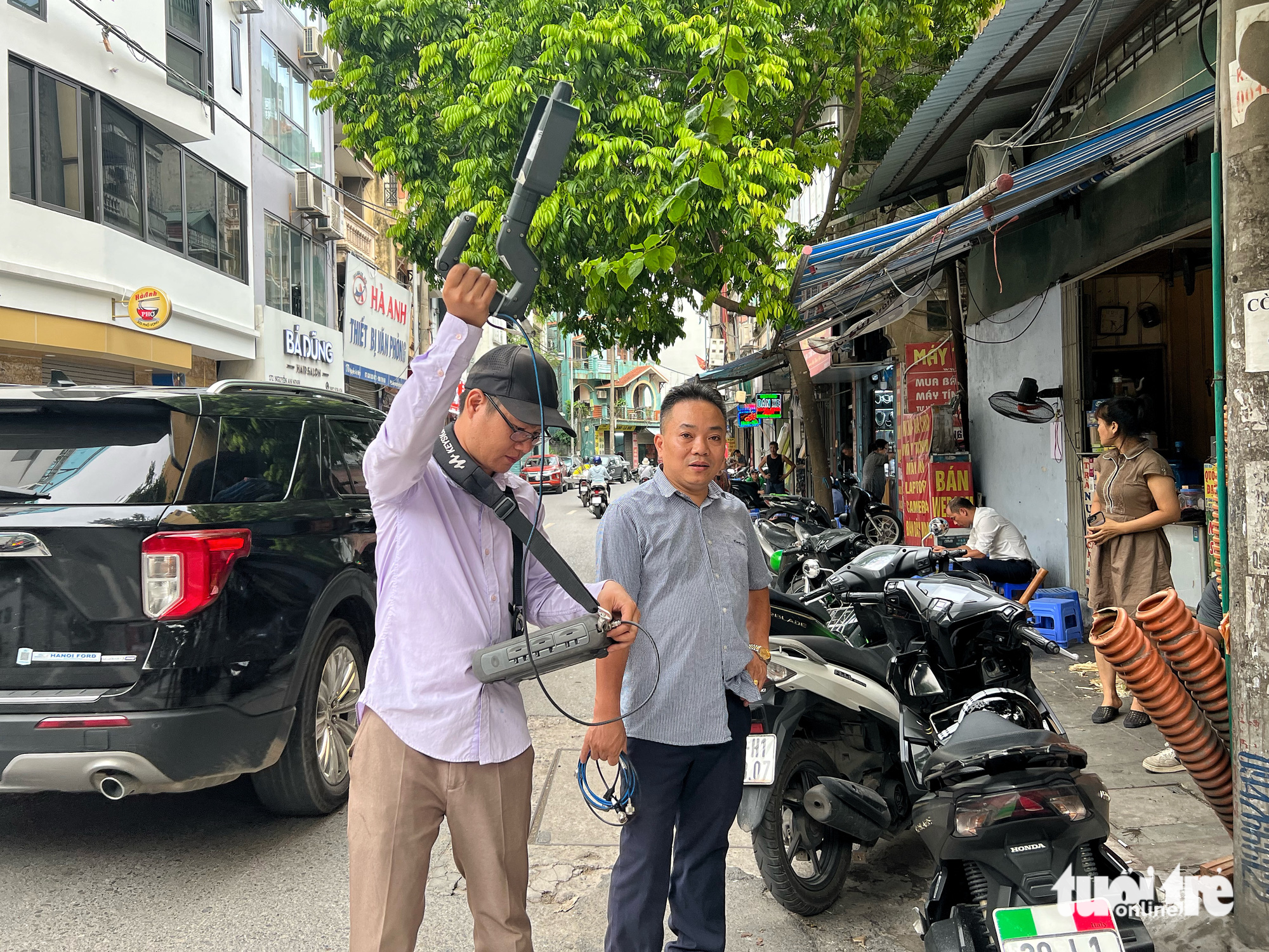 Cán bộ Cục quản lý tần số vô tuyến điện - Bộ Thông tin và Truyền thông dùng các thiệt bị đo để tìm hiểu nguyên nhân 