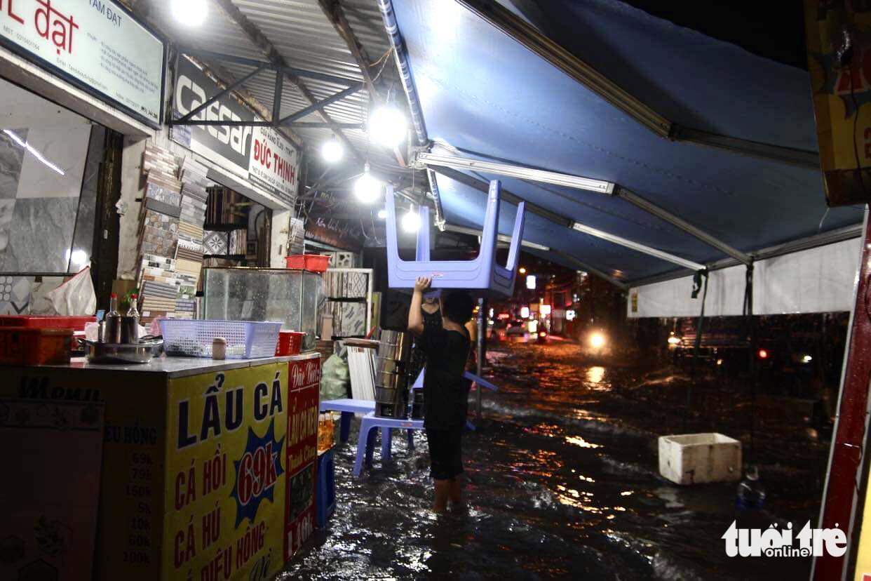 Mưa ngập nước khiến các quán ăn ế ẩm - Ảnh: LƯU DUYÊN