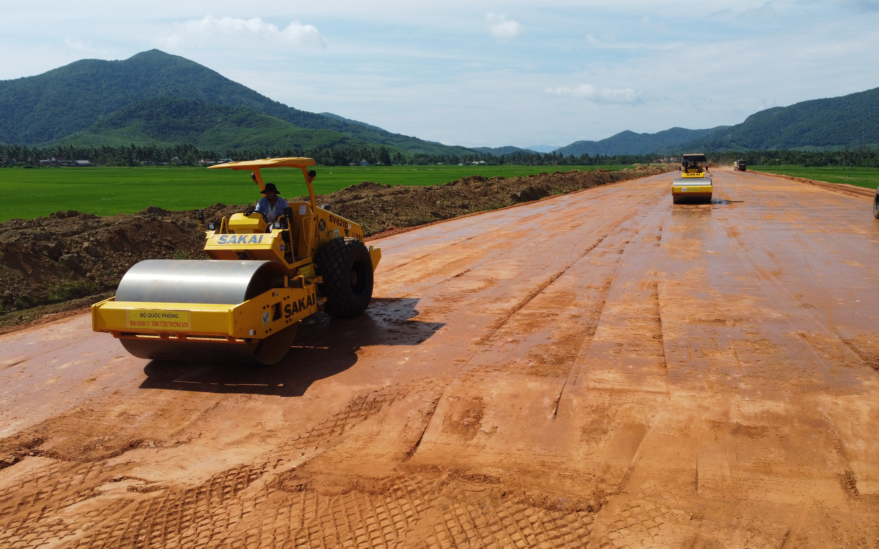 Thủ tướng yêu cầu giải quyết vướng mắc vật liệu xây dựng cao tốc Bắc - Nam