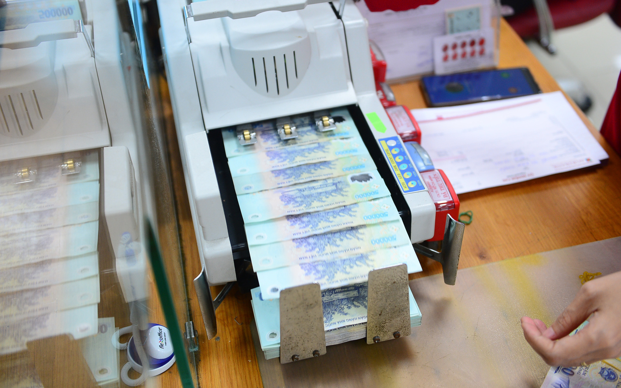 Nhân sự ngân hàng: Nơi tuyển mới, chỗ cắt ngàn người, lương có biến động?- Ảnh 2. Nhân sự ‘ghế nóng’ tại nhiều ngân hàng lại biến động