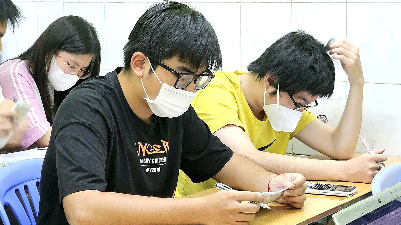 Học sinh học luyện thi IELTS tại một trung tâm ở quận Bình Tân, TP.HCM - Ảnh: NGUYỄN TRÌNH