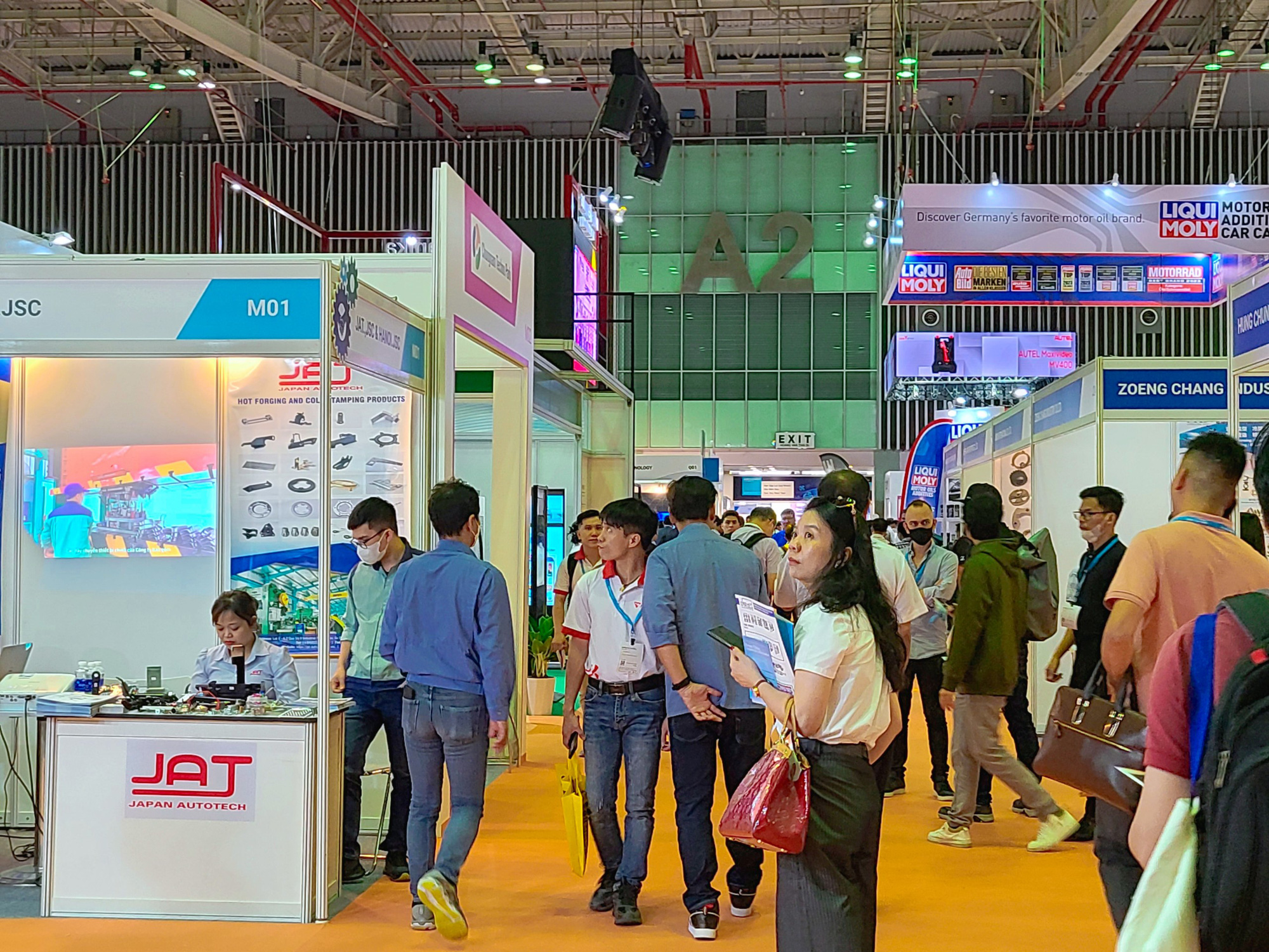 Ngành phụ tùng ô tô còn nhiều dư địa phát triển tại Việt Nam - Ảnh 2. Khách tham quan đông đúc trong ngày đầu diễn ra triển lãm Automechanika - Ảnh: NHẬT XUÂN