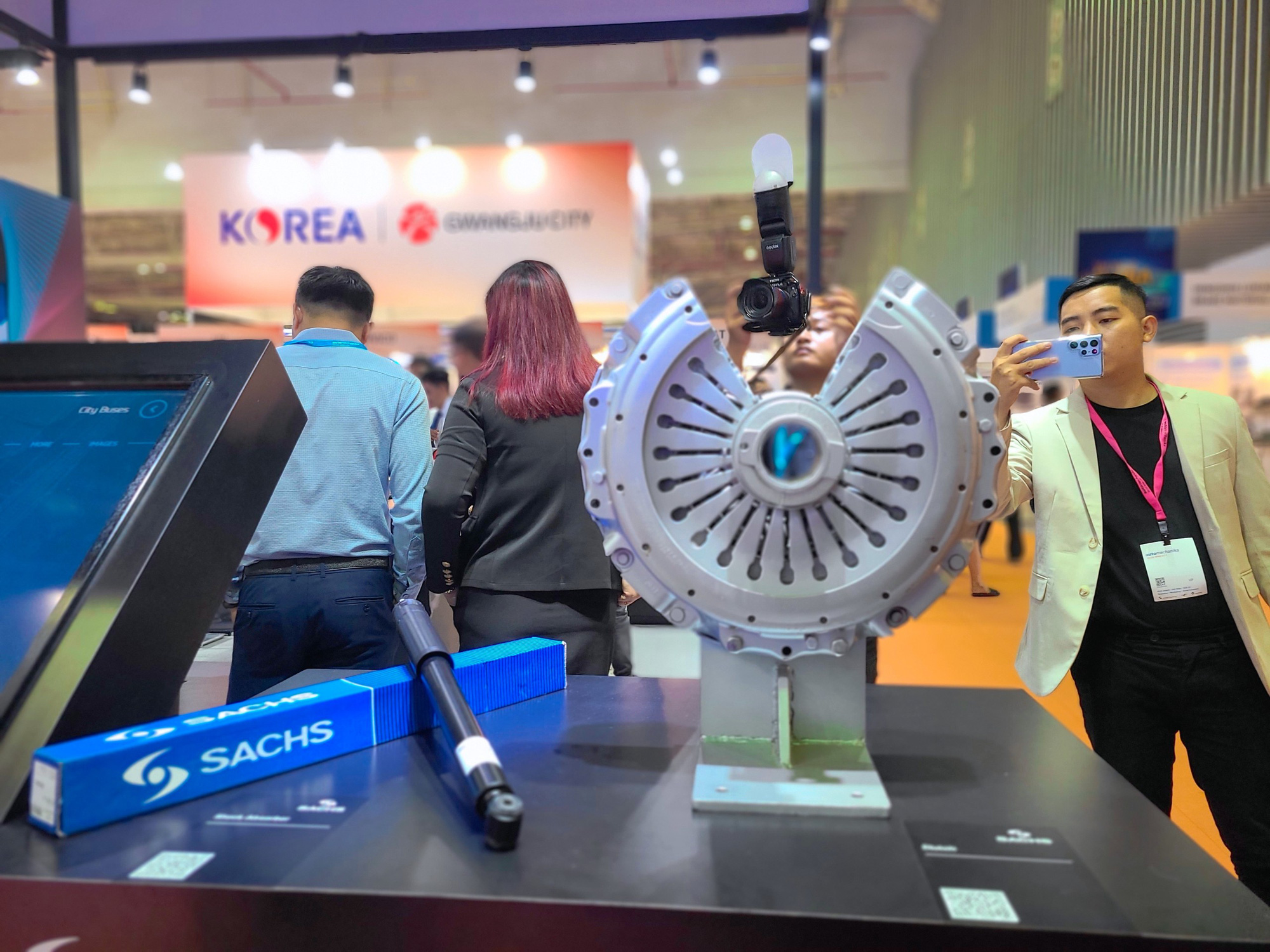 Ngành phụ tùng ô tô còn nhiều dư địa phát triển tại Việt Nam - Ảnh 3. Khách hàng tìm hiểu các sản phẩm phụ tùng ô tô - Ảnh: NHẬT XUÂN