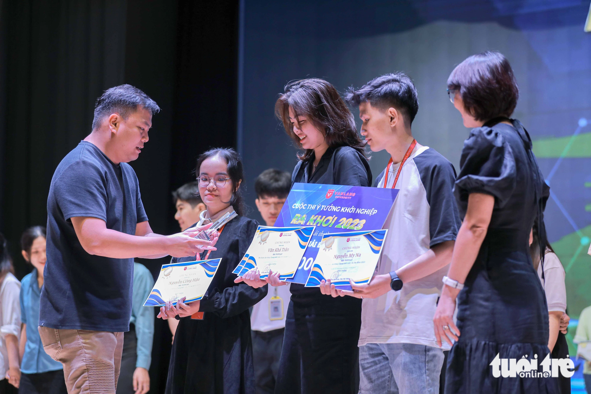 Các thành viên của dự án Trạng Nguyên legend nhận giải ba cuộc thi khởi nghiệp Ra khơi