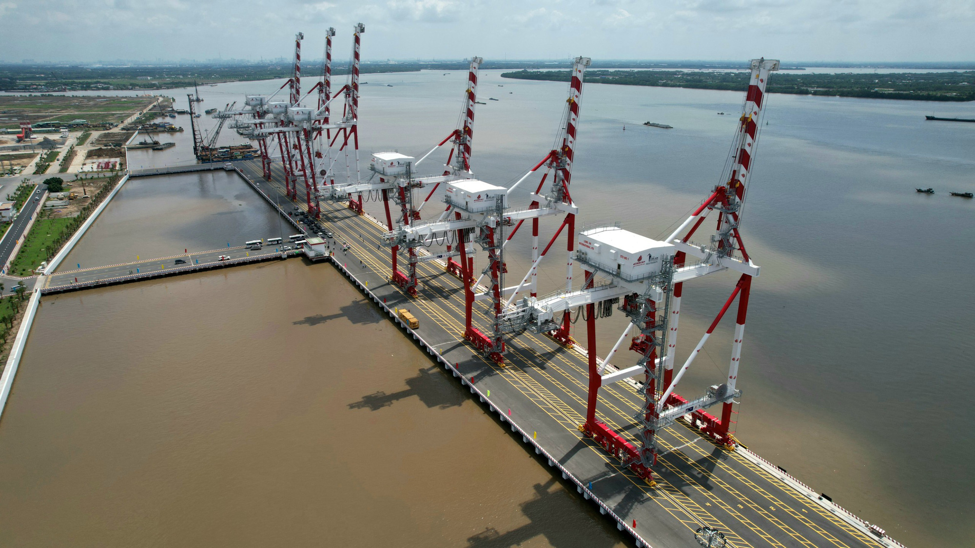 Các cầu cảng mới được đưa vào xây dựng, nối chiều dài cảng lên hơn 1,6 km - Ảnh: NGỌC HIỂN