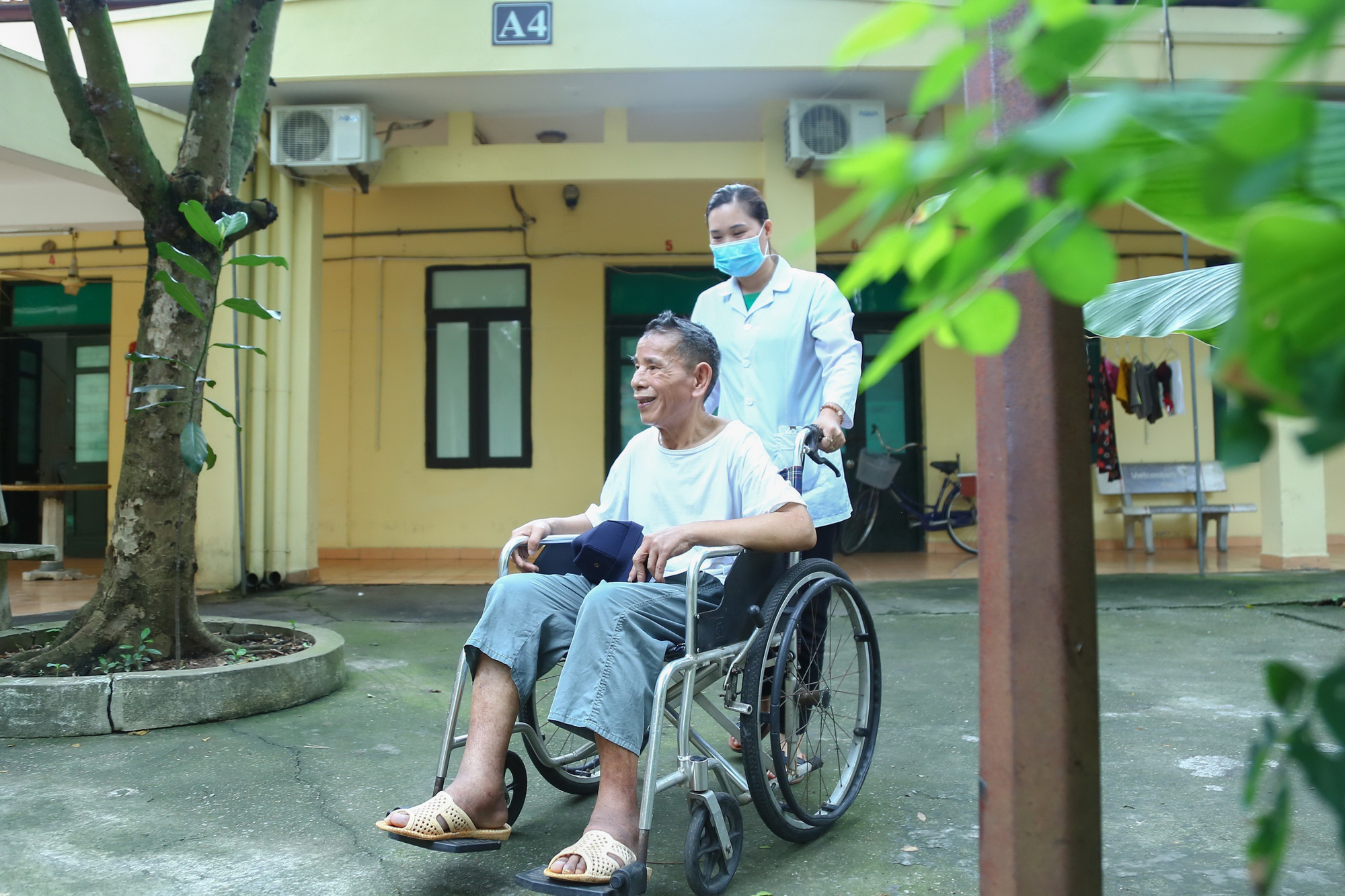 Nữ điều dưỡng Nguyễn Thị Hương đã gắn bó với các thương bệnh binh ở Trung tâm điều dưỡng thương binh Thuận Thành (Bắc Ninh) suốt 12 năm qua - Ảnh: HÀ QUÂN