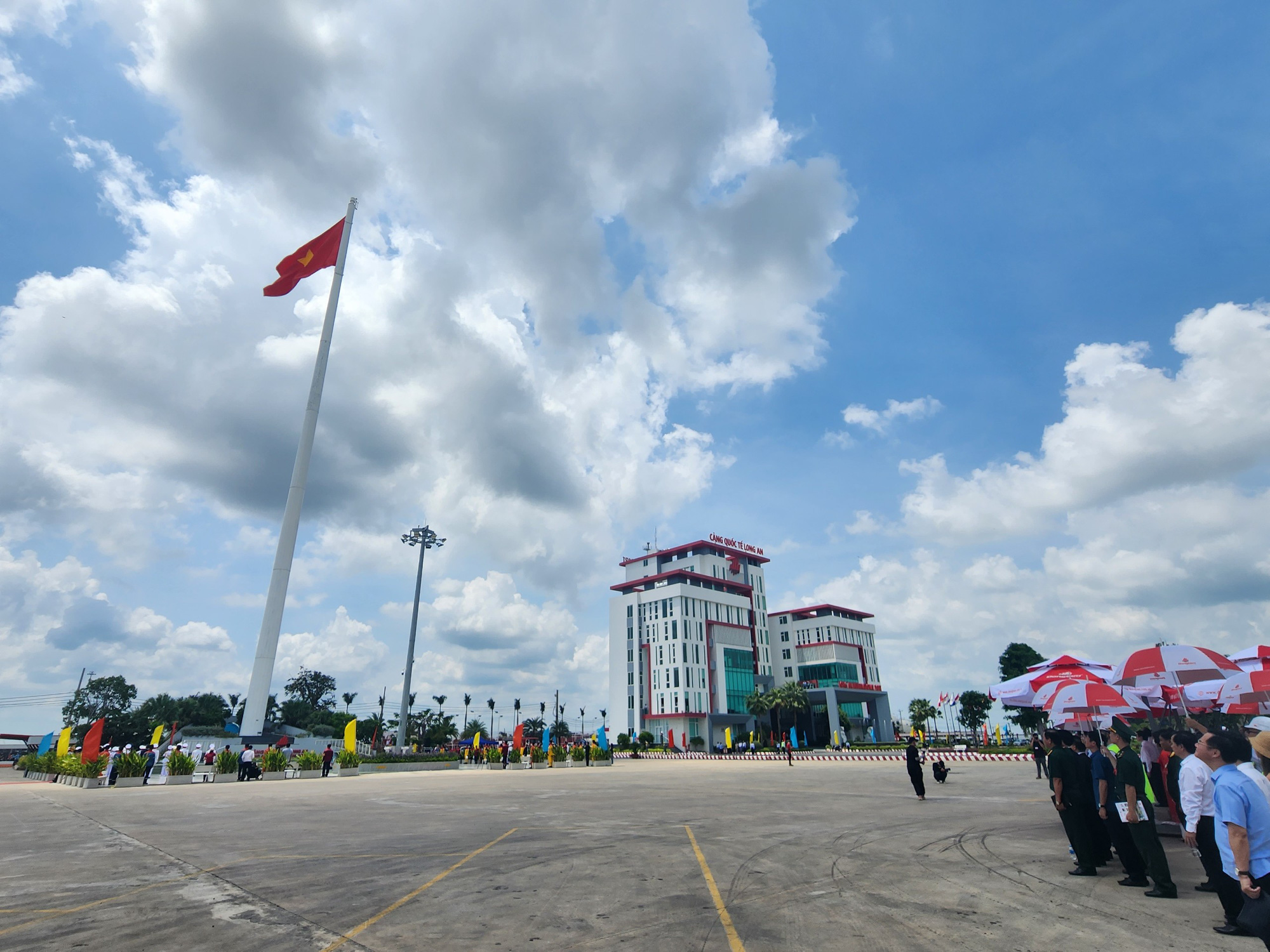 Lễ thượng cờ và công bố quyết định xác lập cột cờ ống thép cao nhất Việt Nam - Ảnh: SƠN LÂM