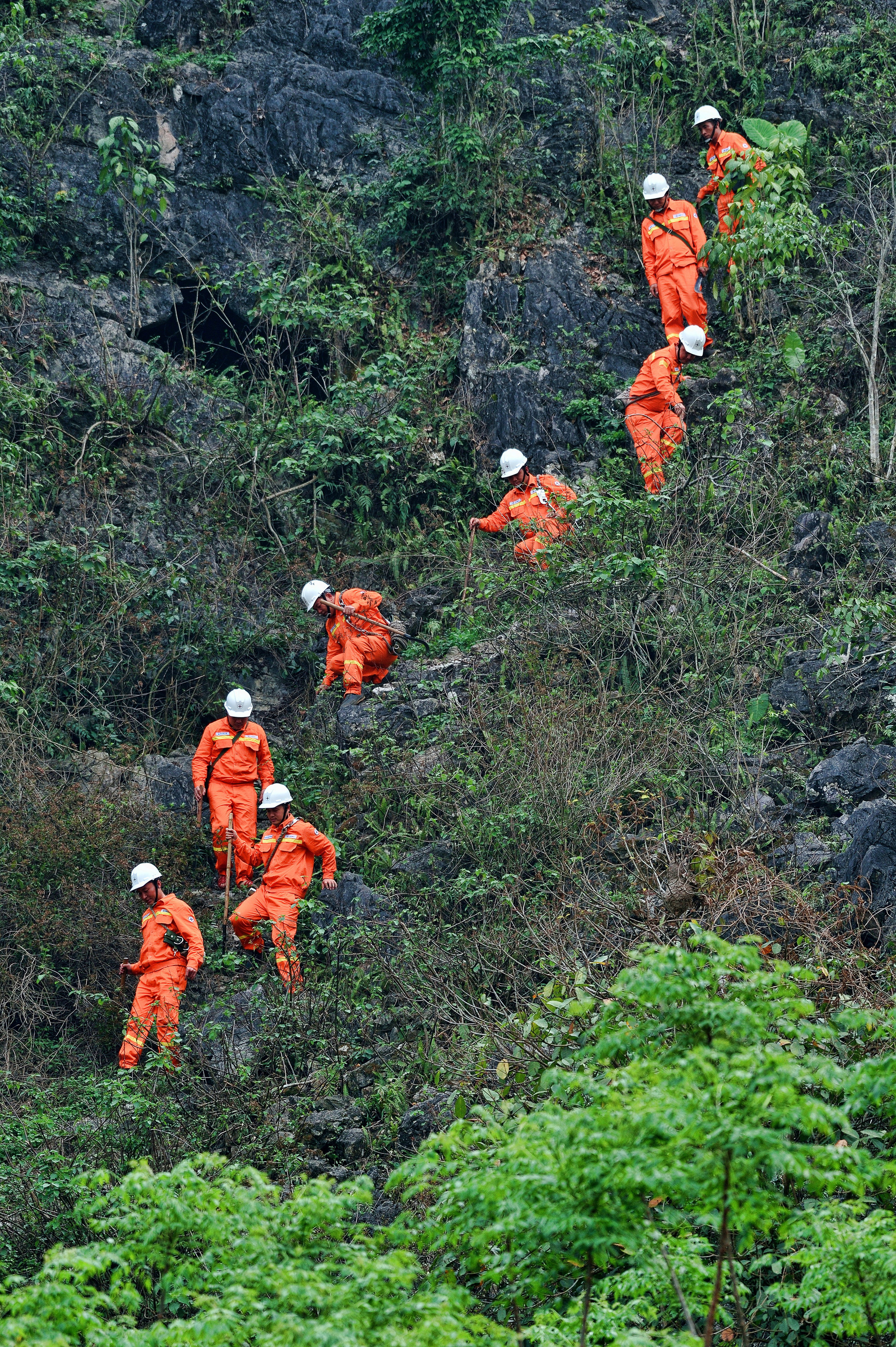 Công nhân Điện lực huyện Yên Minh băng rừng khảo sát kéo dây điện cho bà con vùng biên ải
