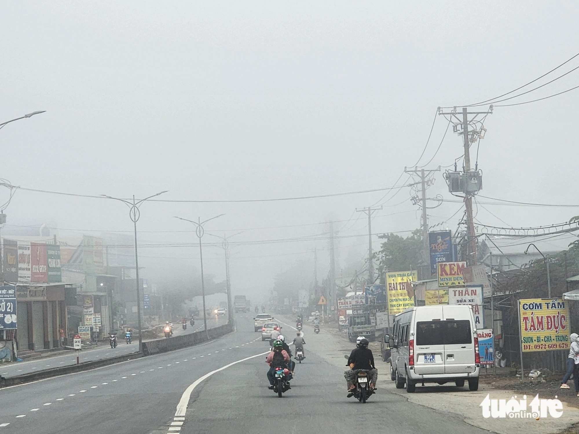 Tại Tiền Giang, nhiều, huyện, thị ở tỉnh này "chìm" trong sương mù - Ảnh: HOÀI THƯƠNG