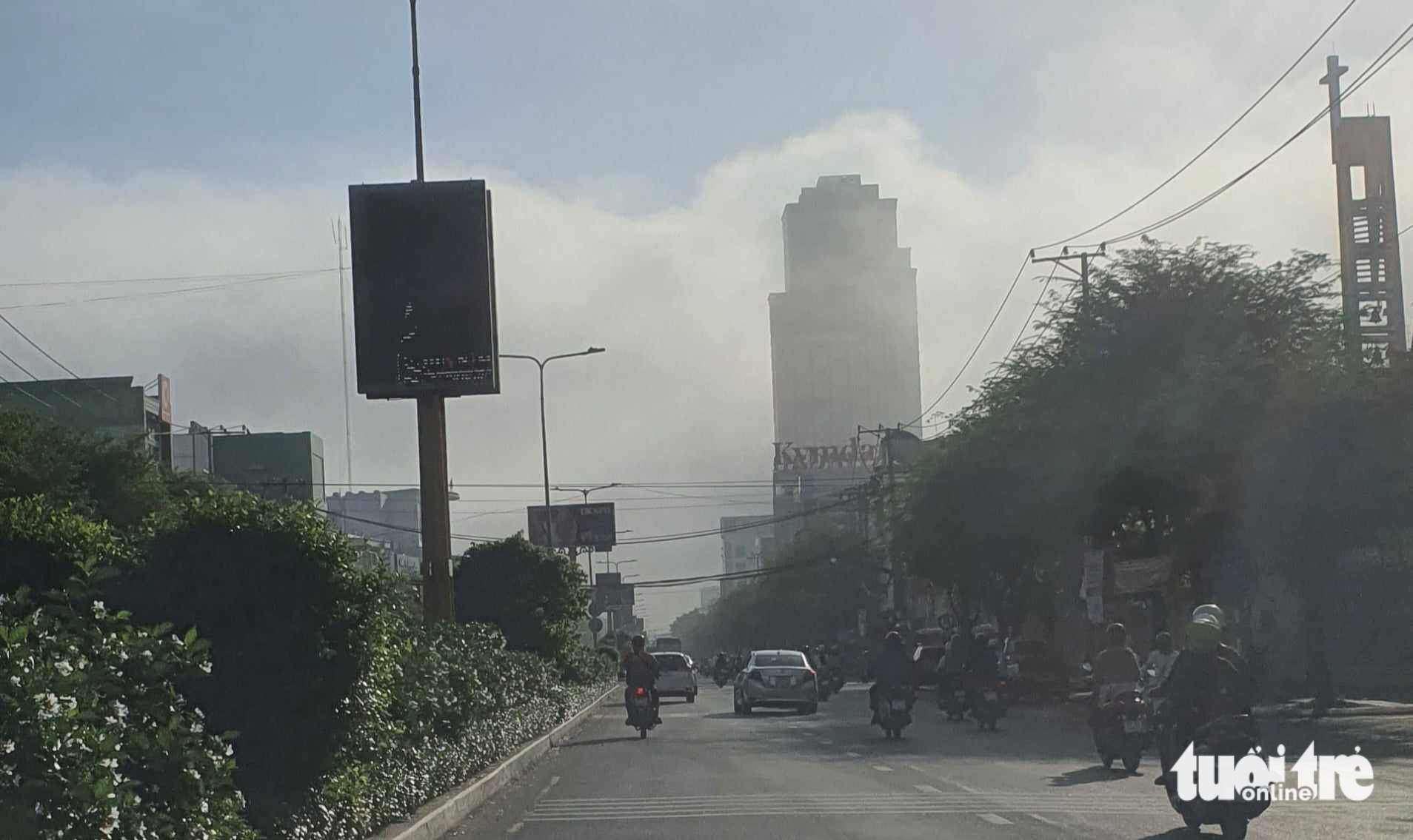 Tòa nhà cao nhất TP Cần Thơ bao phủ bởi sương mù - Ảnh: CHÍ QUỐC