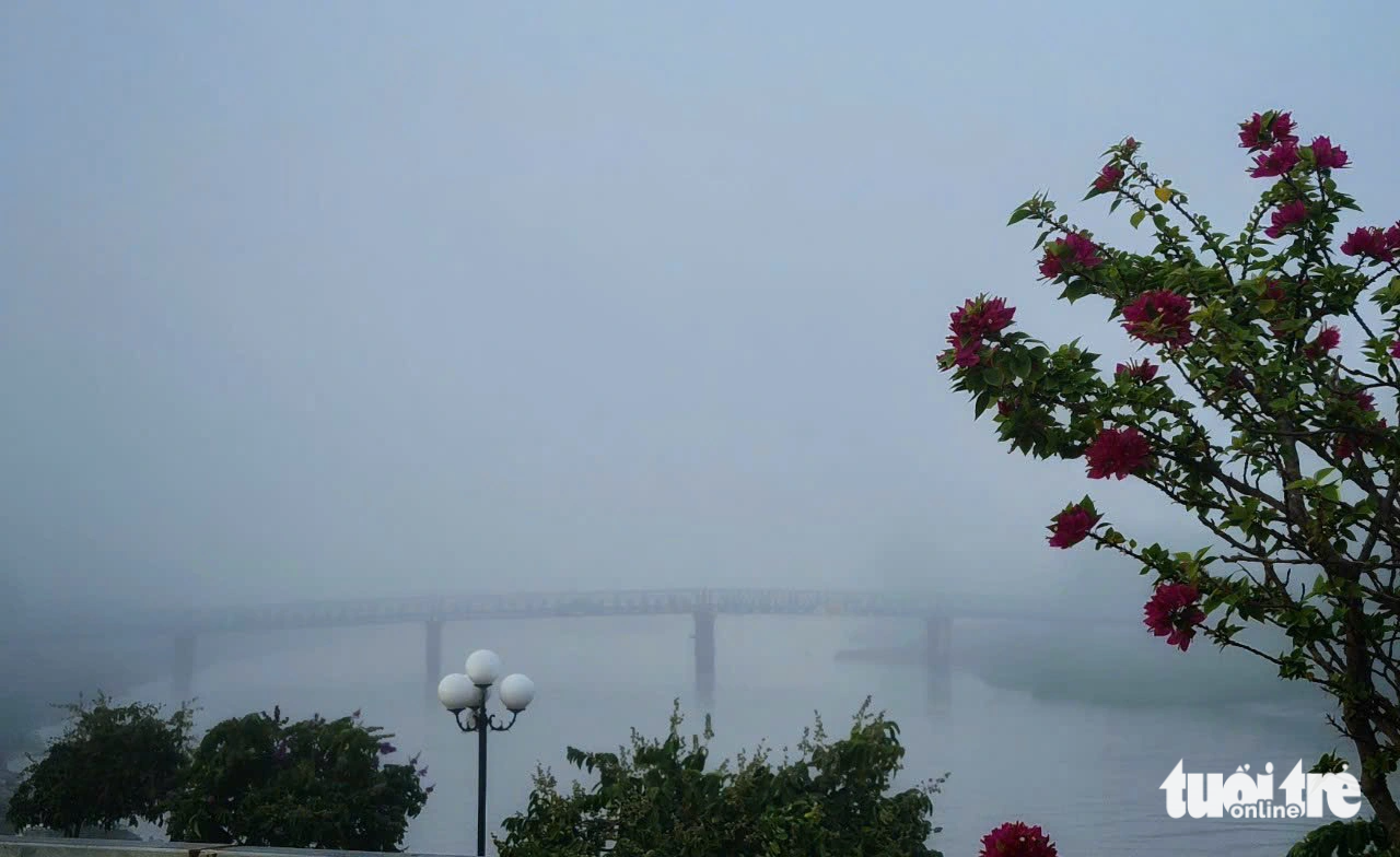 Cầu Lê Hồng Phong, TP Long Xuyên, An Giang mờ mờ trong màn sương mù - Ảnh: BỬU ĐẤU