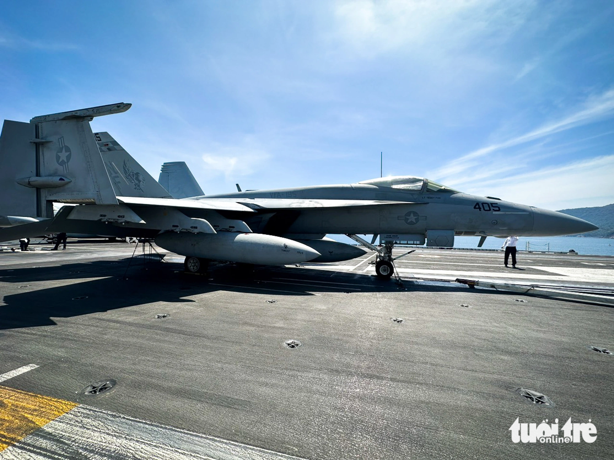Tiêm kích hải quân F/A-18 Hornet trên boong tàu sân bay USS Ronald Reagan đang neo đậu tại vịnh Đà Nẵng - Ảnh: T.L.