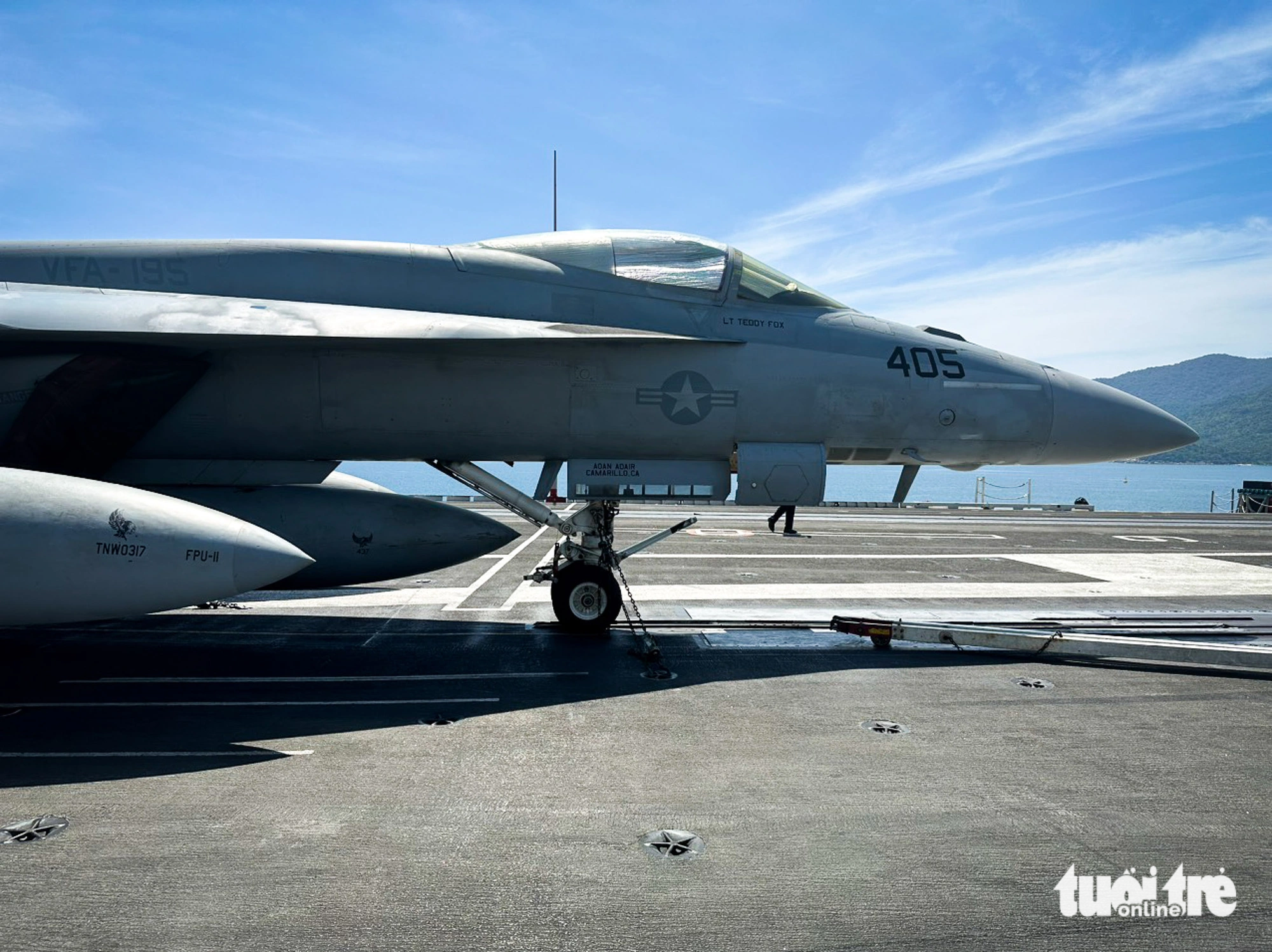 Phi đội tiêm kích F/A - 18 là máy bay chiến đấu chủ lực của tàu sân bay USS Ronald Reagan - Ảnh: T.L.