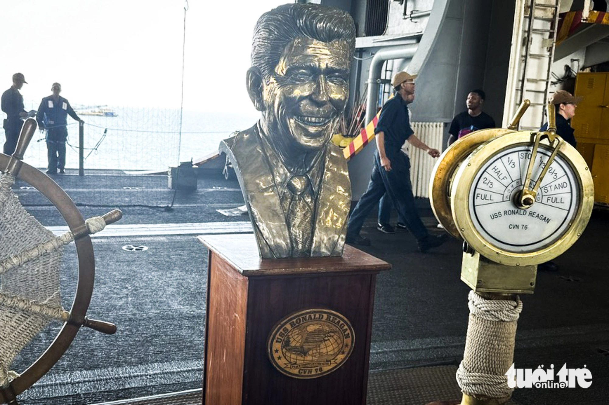 Tượng bán thân cựu tổng thống thứ 40 của nước Mỹ Ronald Wilson Reagan trên con tàu mang tên ông - Ảnh: T.L.