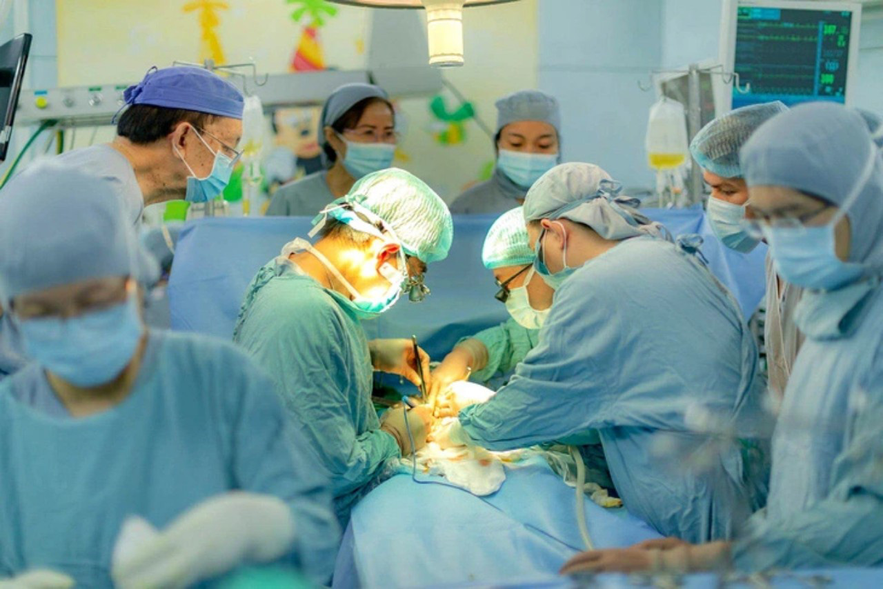 Các bác sĩ Bệnh viện Nhi đồng 2 trong một ca ghép gan cho bệnh nhi - Ảnh: Bác sĩ cung cấp