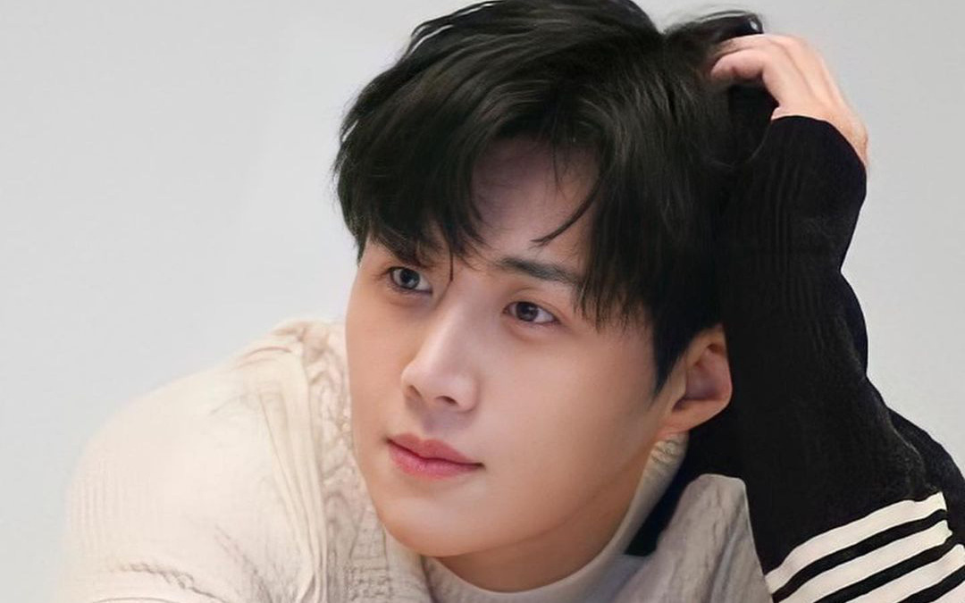 Tổ trưởng Hong Kim Seon Ho tổ chức fan meeting tại Việt Nam- Ảnh 5. "Quý Công Tử" Kim Seon Ho trở lại mạnh mẽ sau scandal