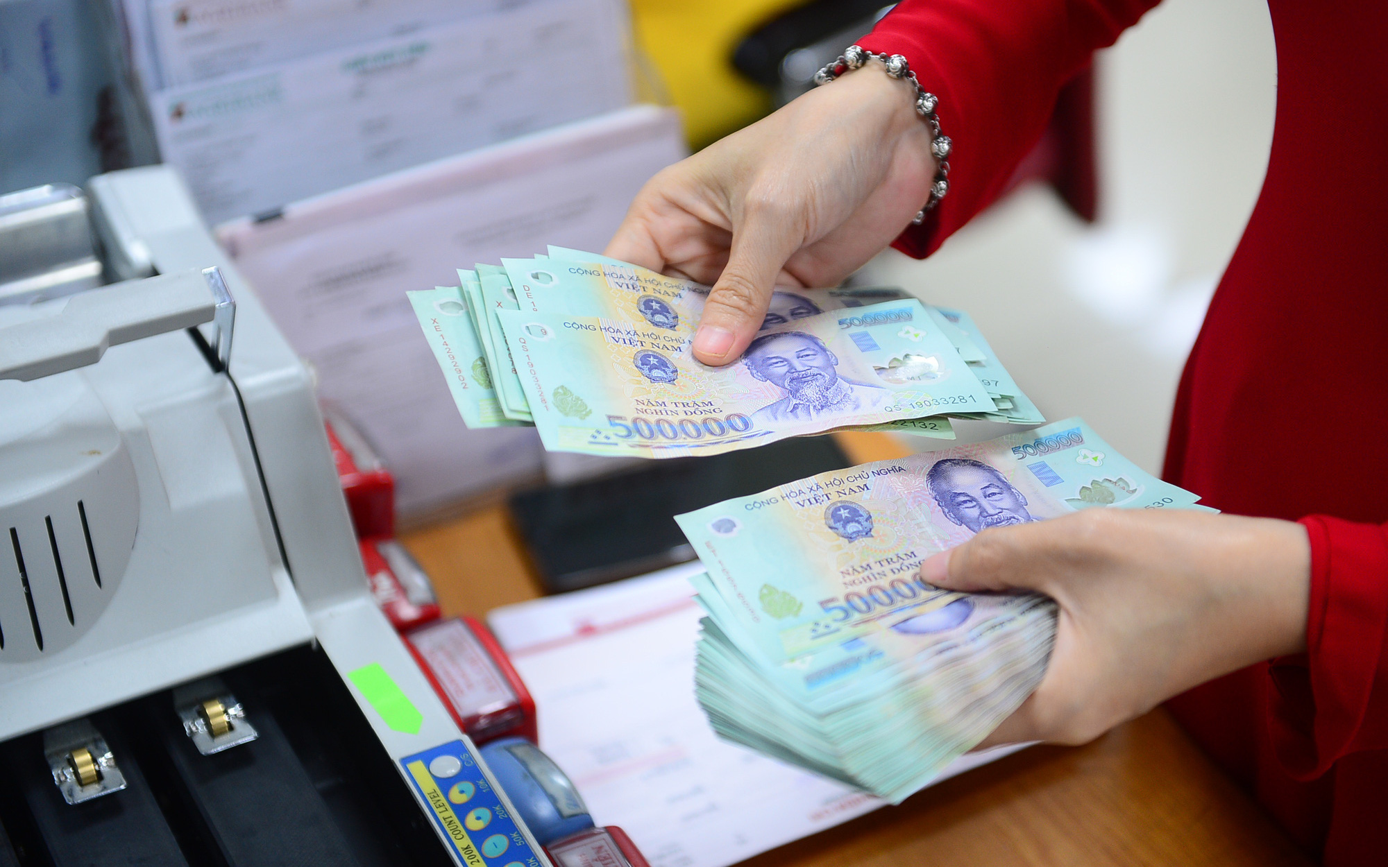 Tín dụng tăng thấp, ngân hàng ‘lo đứng lo ngồi’