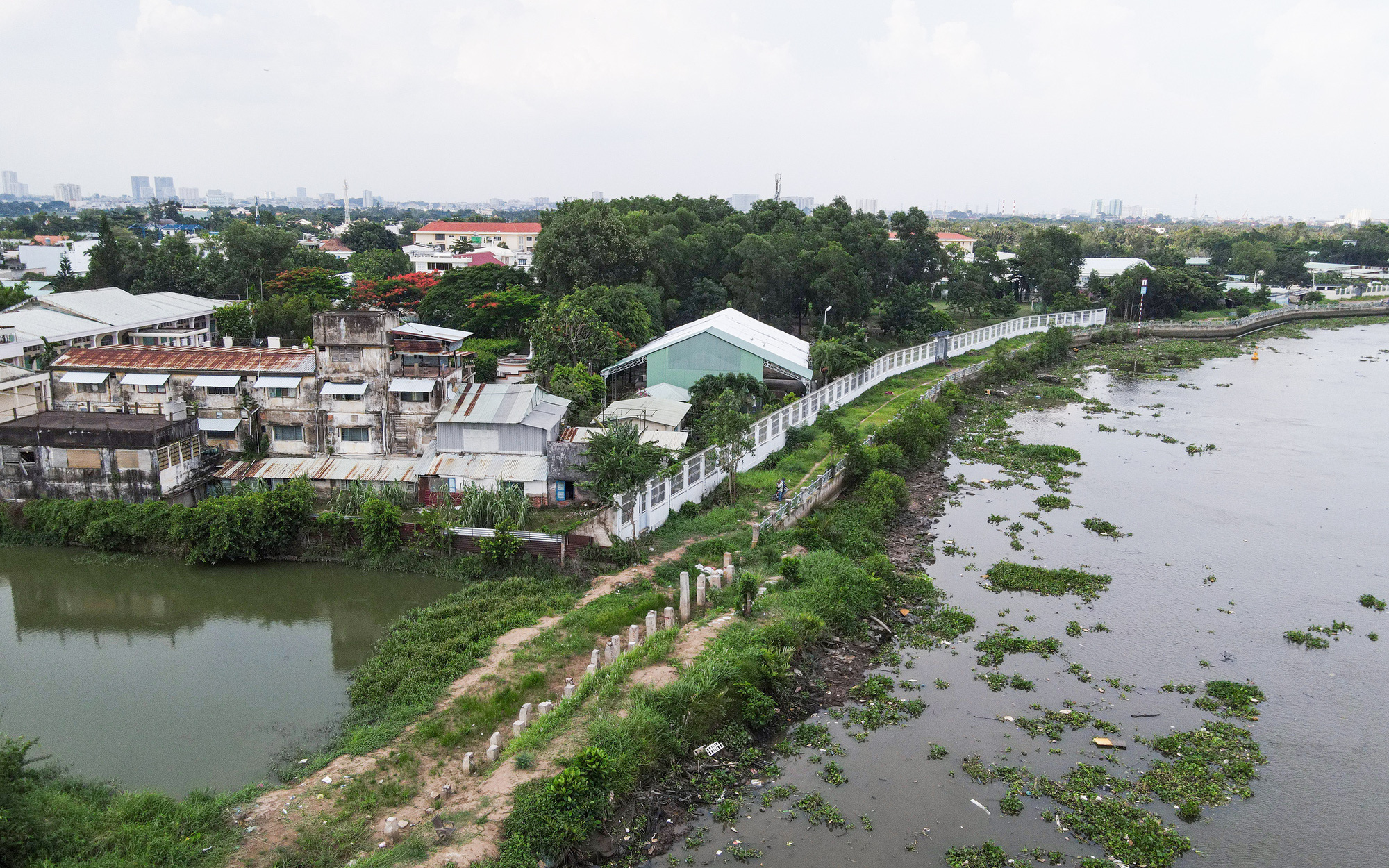 Hàng chục hộ dân phải di dời gấp vì kênh Thanh Đa sạt lở