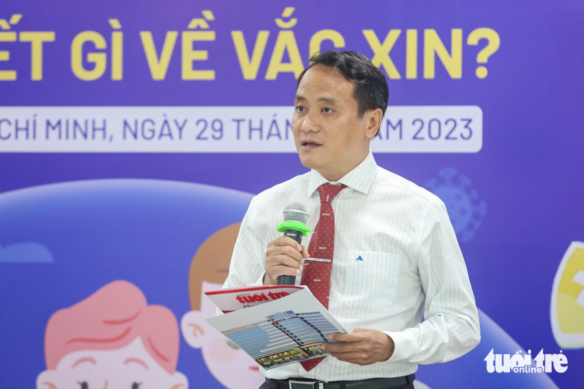 Nhà báo Nguyễn Hoàng Nguyên, Phó tổng biên tập báo Tuổi Trẻ phát biểu mở đầu buổi tọa đàm - Ảnh: PHƯƠNG QUYÊN