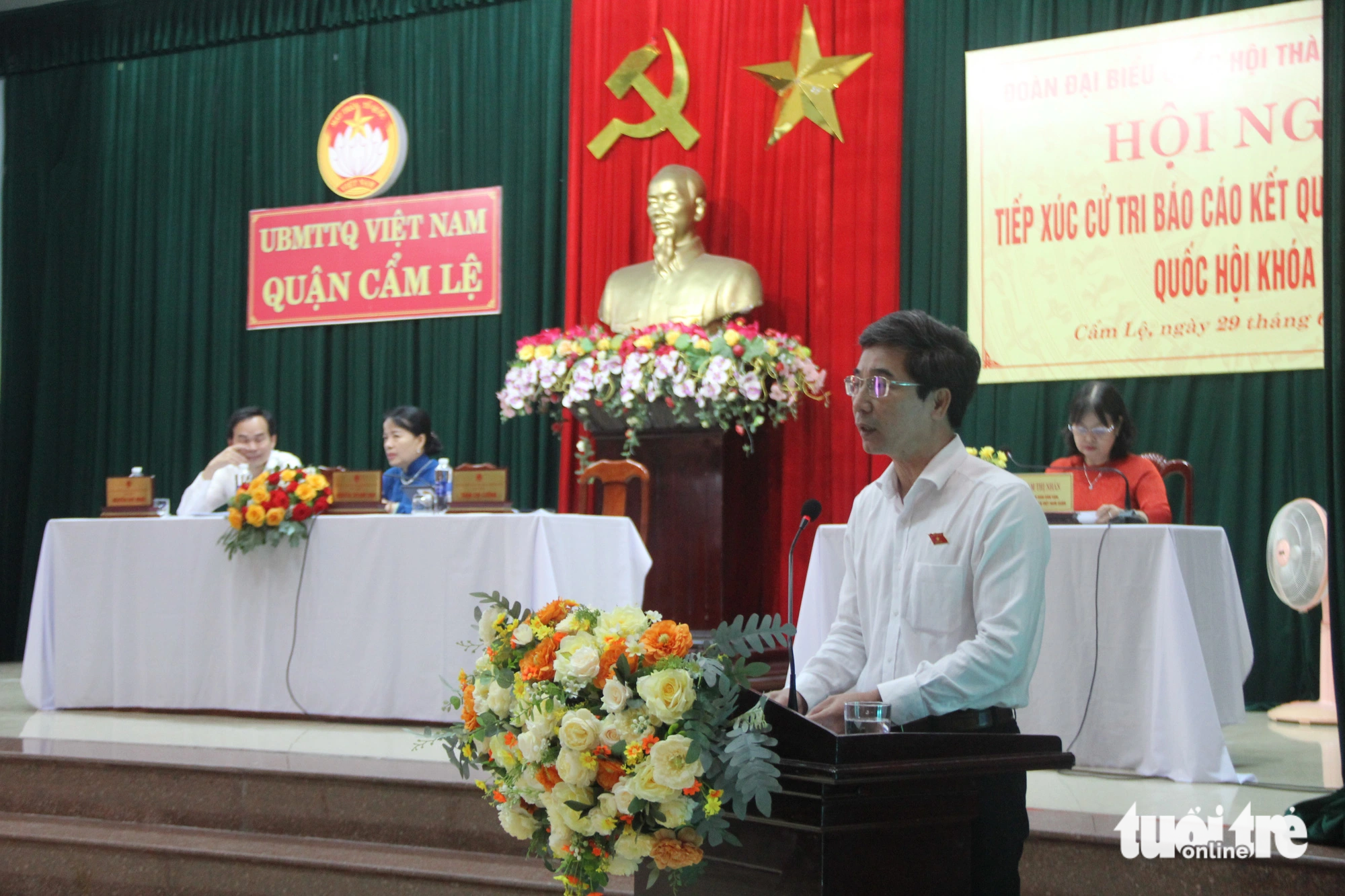 Ông Trần Chí Cường, phó trưởng Đoàn Đại biểu Quốc hội TP Đà Nẵng trả lời ý kiến cử tri 