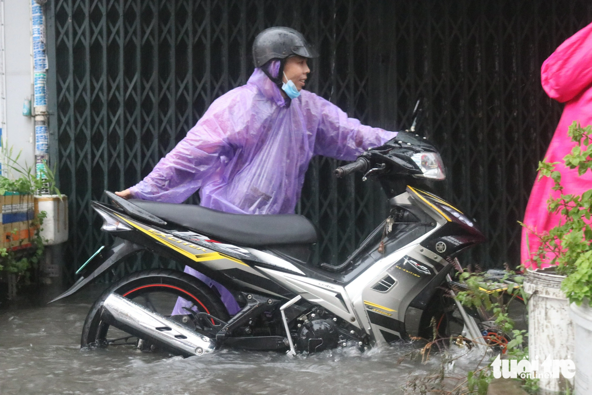TP.HCM mưa to hai ngày liên tục, đường phố ngập khắp nơi - Ảnh 4.