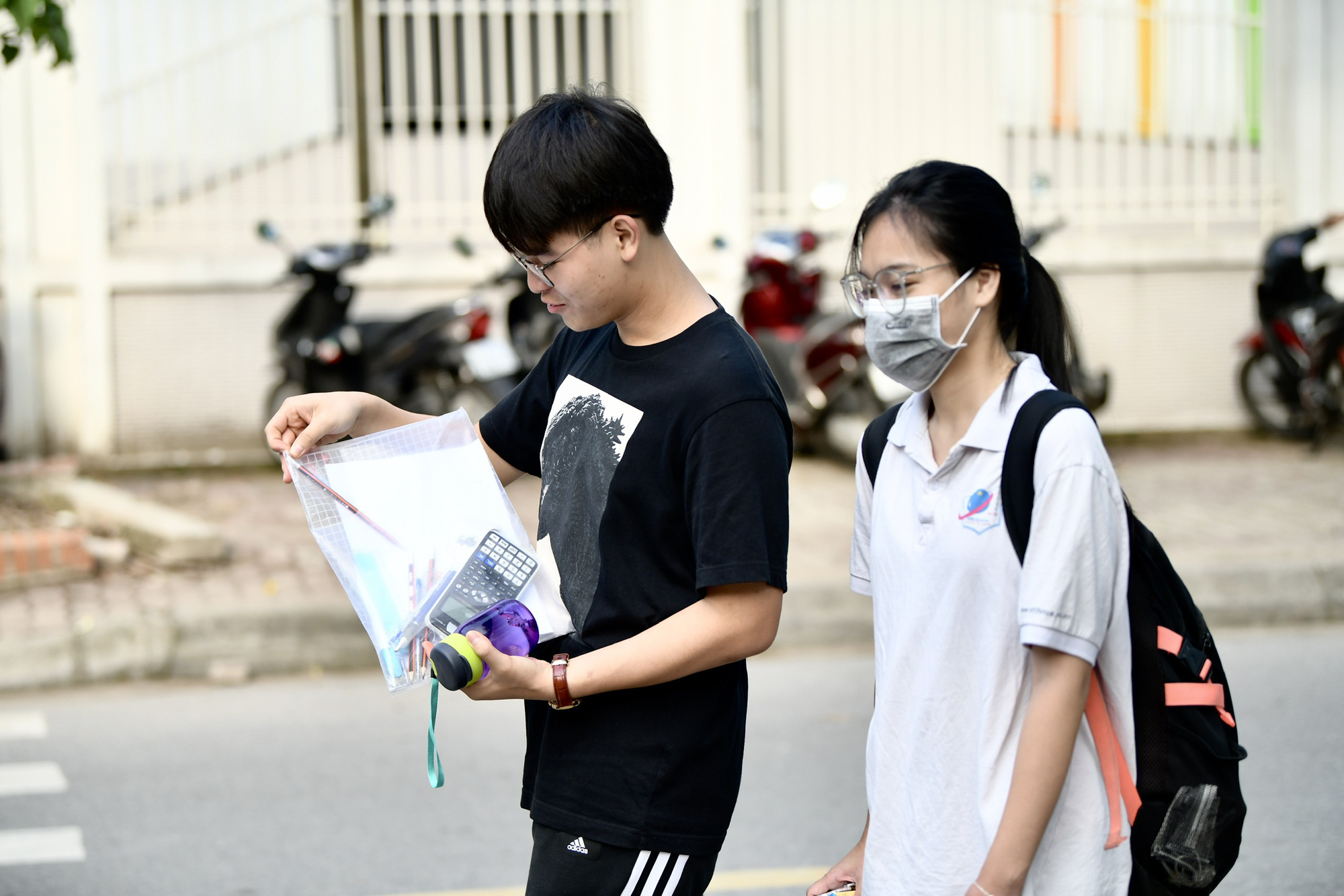 Sáng nay 29-6, thí sinh làm bài tổ hợp thi tốt nghiệp THPT - Ảnh 2. Thí sinh đến dự thi bài thi tổ hợp sáng 29-6 - Ảnh: NAM TRẦN