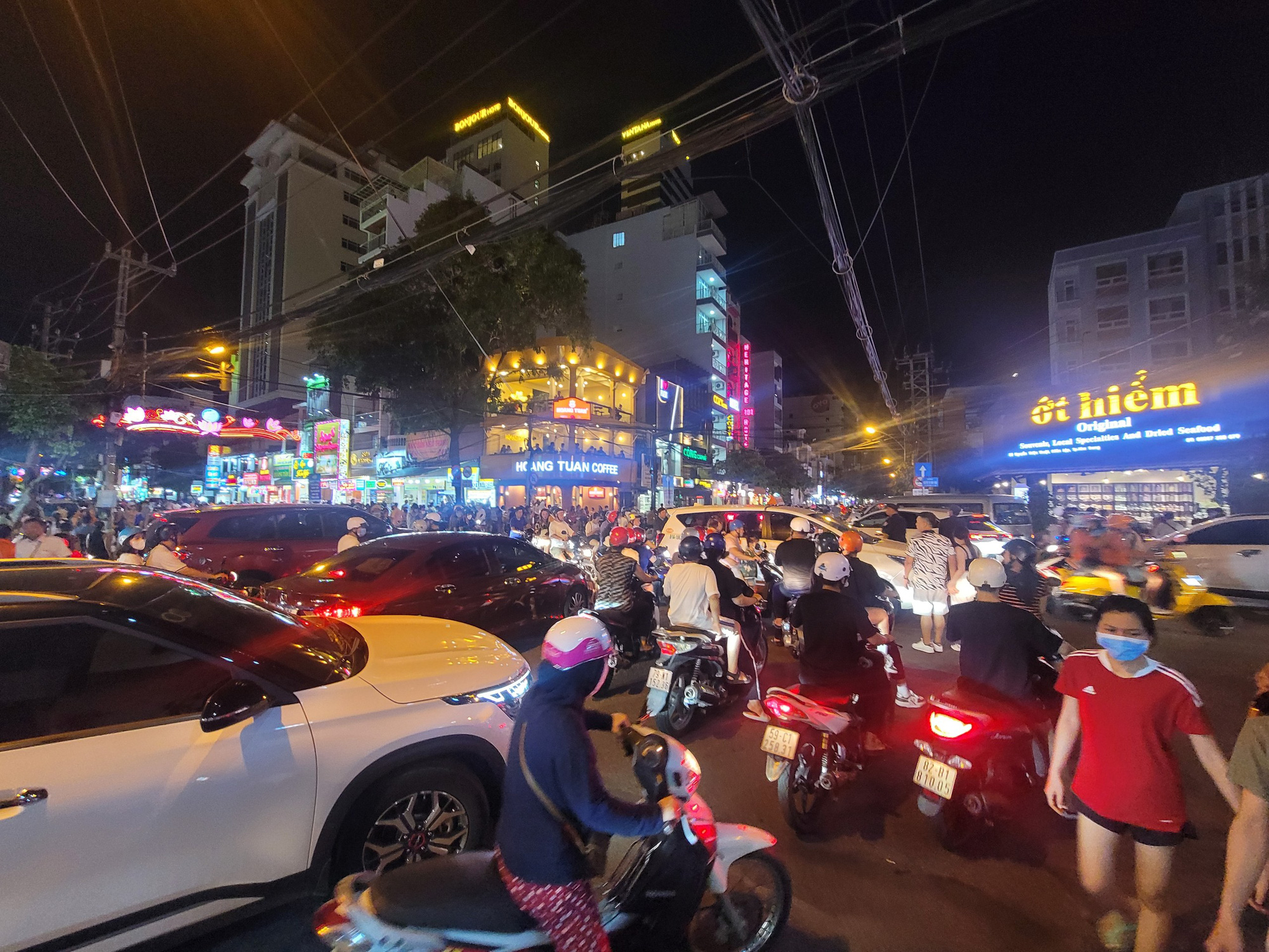 Nhiều tuyến đường Nha Trang kẹt cứng vì Festival biển - Ảnh 7.