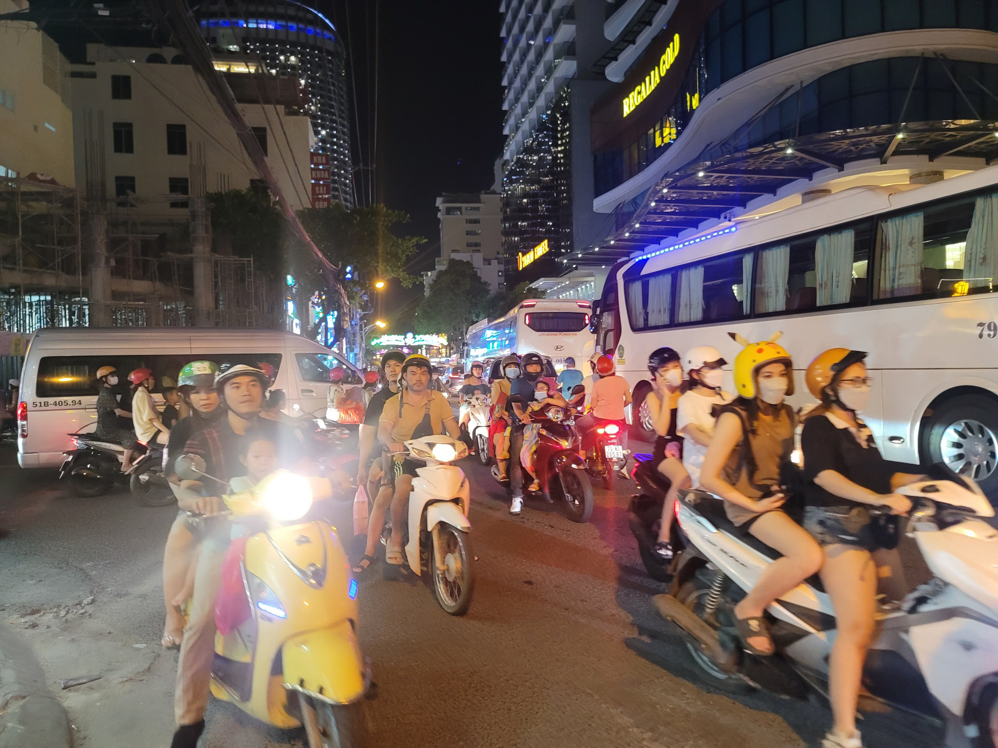 Nhiều tuyến đường Nha Trang kẹt cứng vì Festival biển - Ảnh 2.