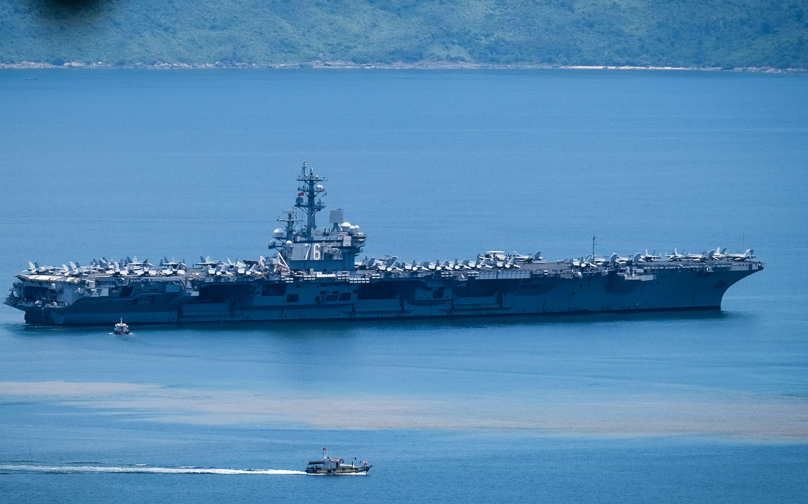 Cận cảnh tàu hải quân và tuần duyên Hoa Kỳ tại cảng Cam Ranh- Ảnh 10. Tàu sân bay USS Ronald Reagan rời Đà Nẵng