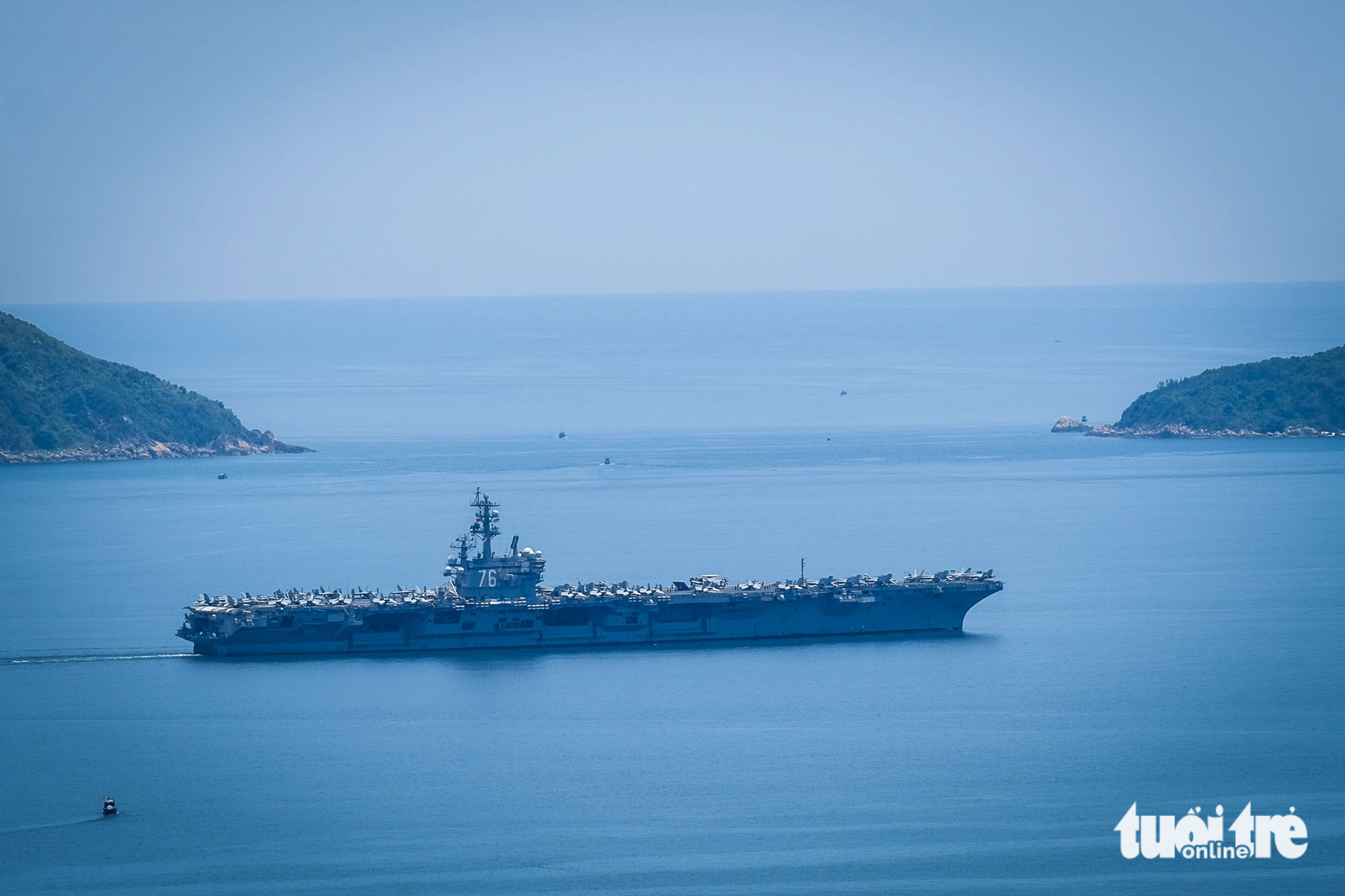 Tàu sân bay USS Ronald Reagan rời Đà Nẵng - Ảnh 4.